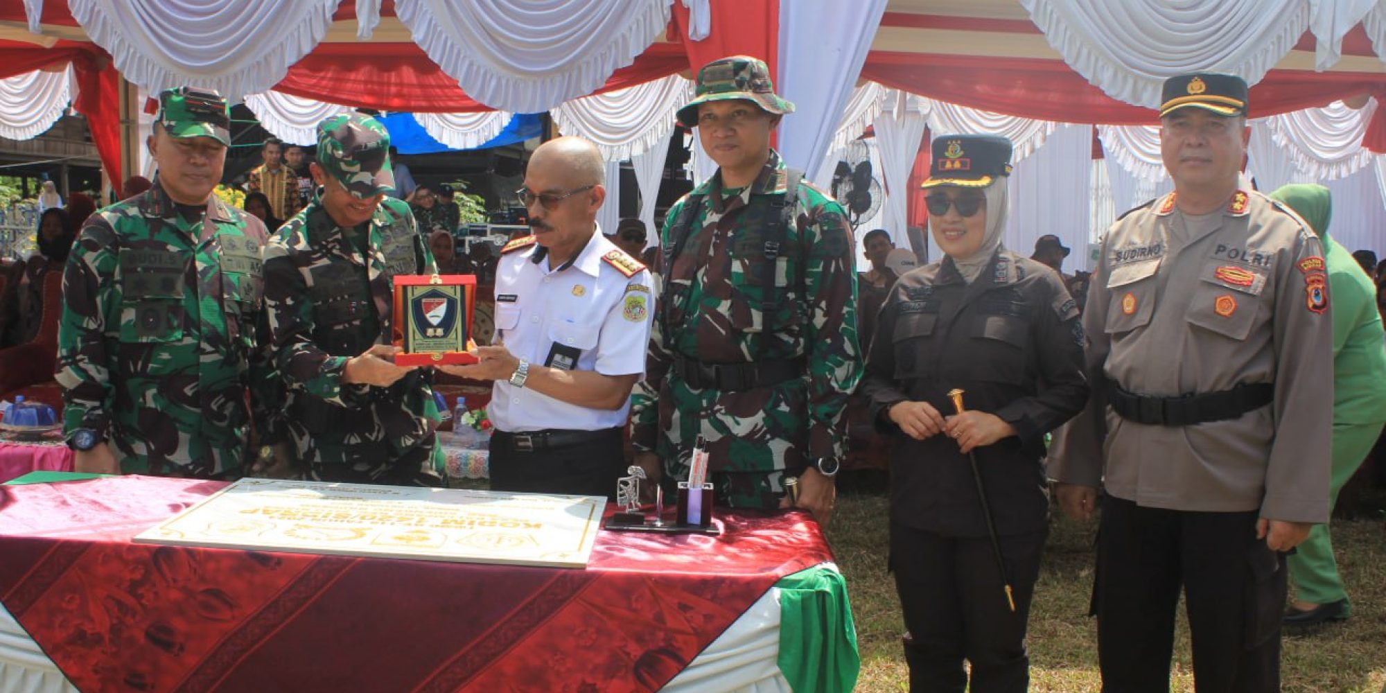 Kasdam XIV Hasanuddin Menutup Dan Mengukuhkan Kemanunggalan TNI-Rakyat Dalam TMMD Ke-118 Kodim 1420/Sidrap