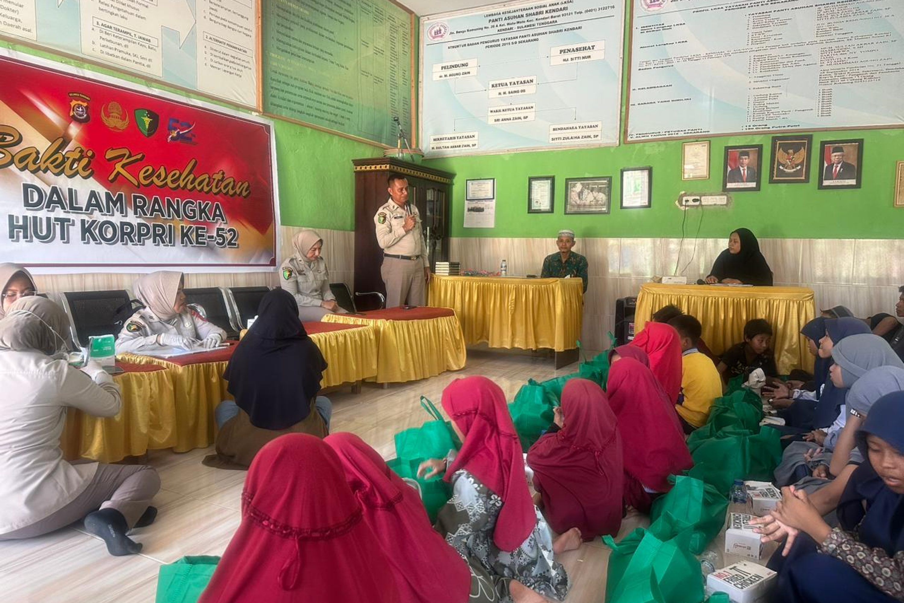Peringatan HUT KORPRI ke – 52, PNS Polda Sultra Berikan Santunan dan Layanan Kesehatan kepada Panti Asuhan Shabri Kendari