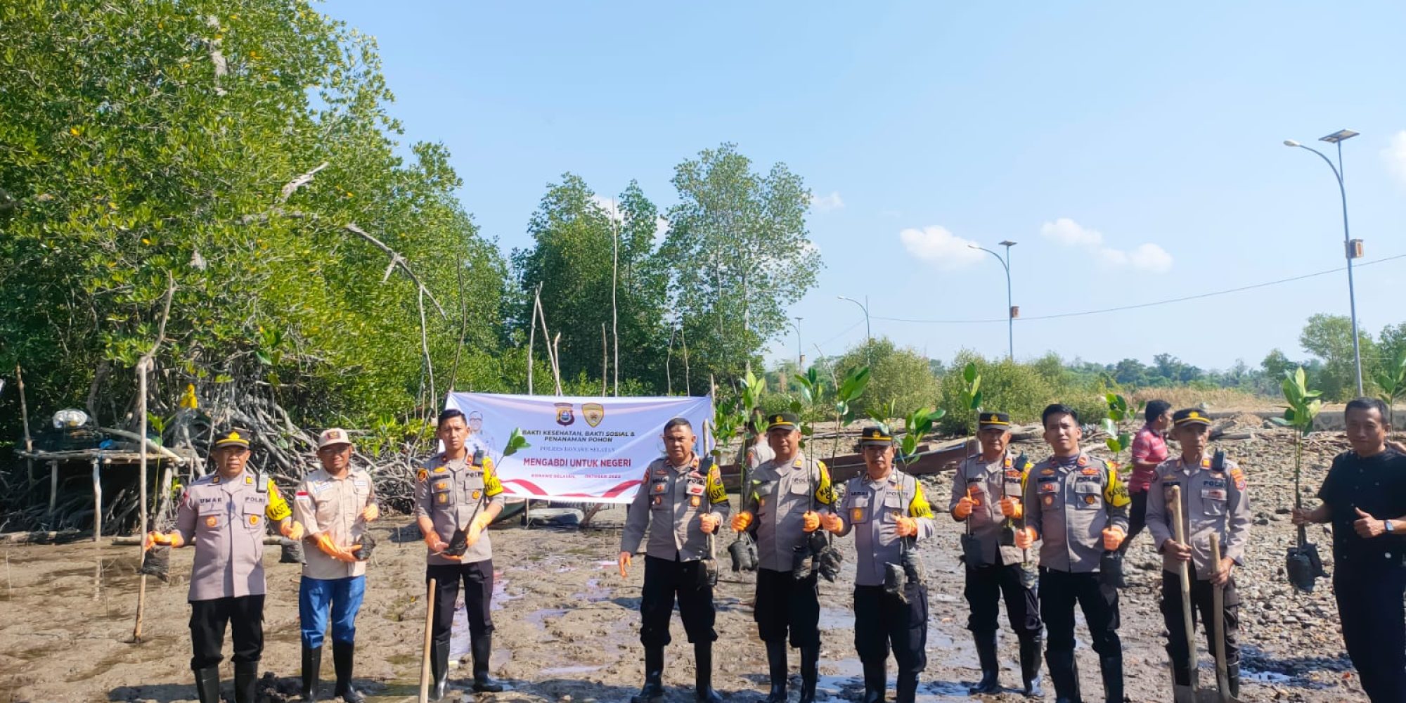 Penghijauan Sejak Dini, Polres Konsel Tanam 350 Bibit Mangrove Di Pesisir Pantai Lakara