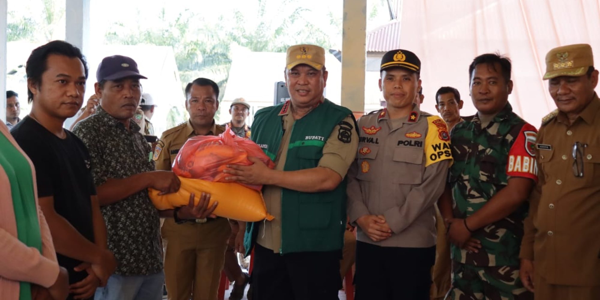 Menekan Kemiskinan Ekstrim, Stunting,Inflasi, Bupati Konut Serahkan Bantuan Paket Sembako Di Tiga Kecamatan