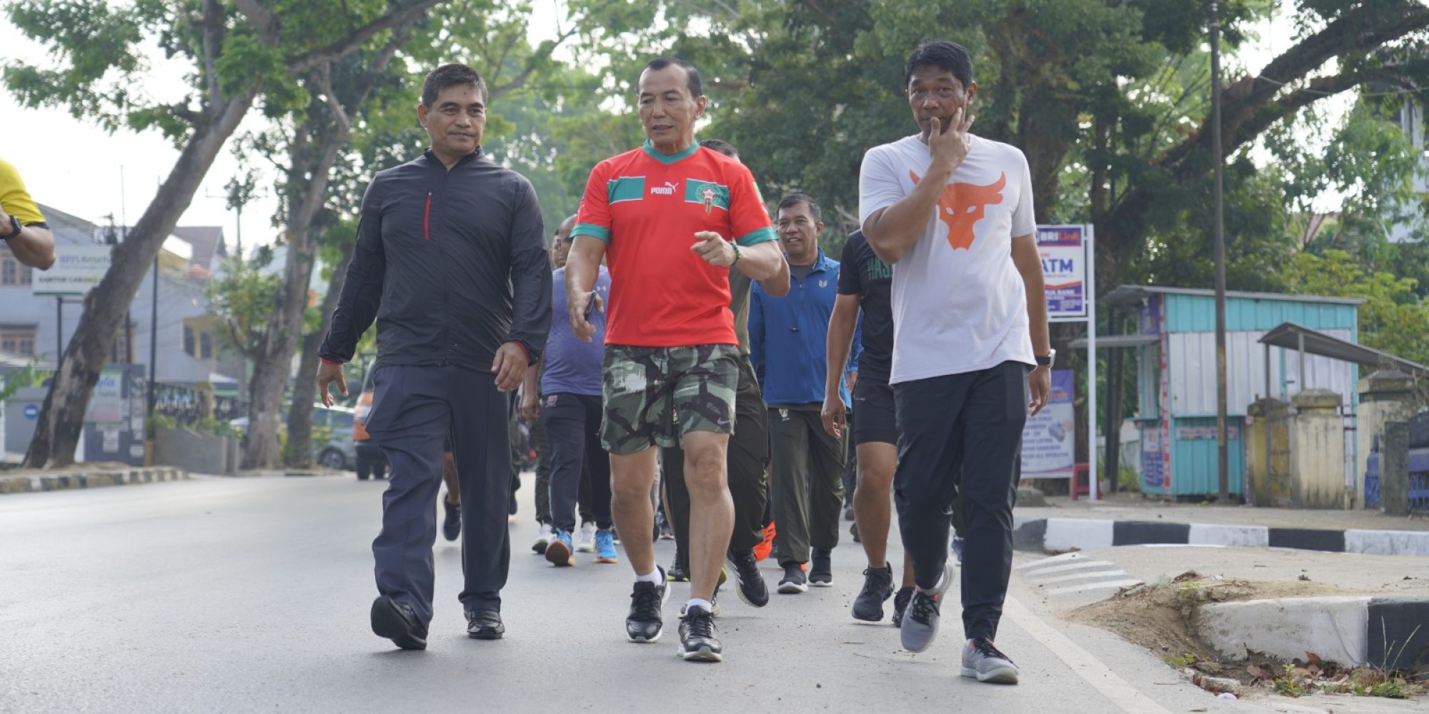Pangdam XIV/Hsn : Ajak PJU dan Persit Jalan Sehat Sambil Pantau Kondisi Wilayah Korem 143/HO Kendari