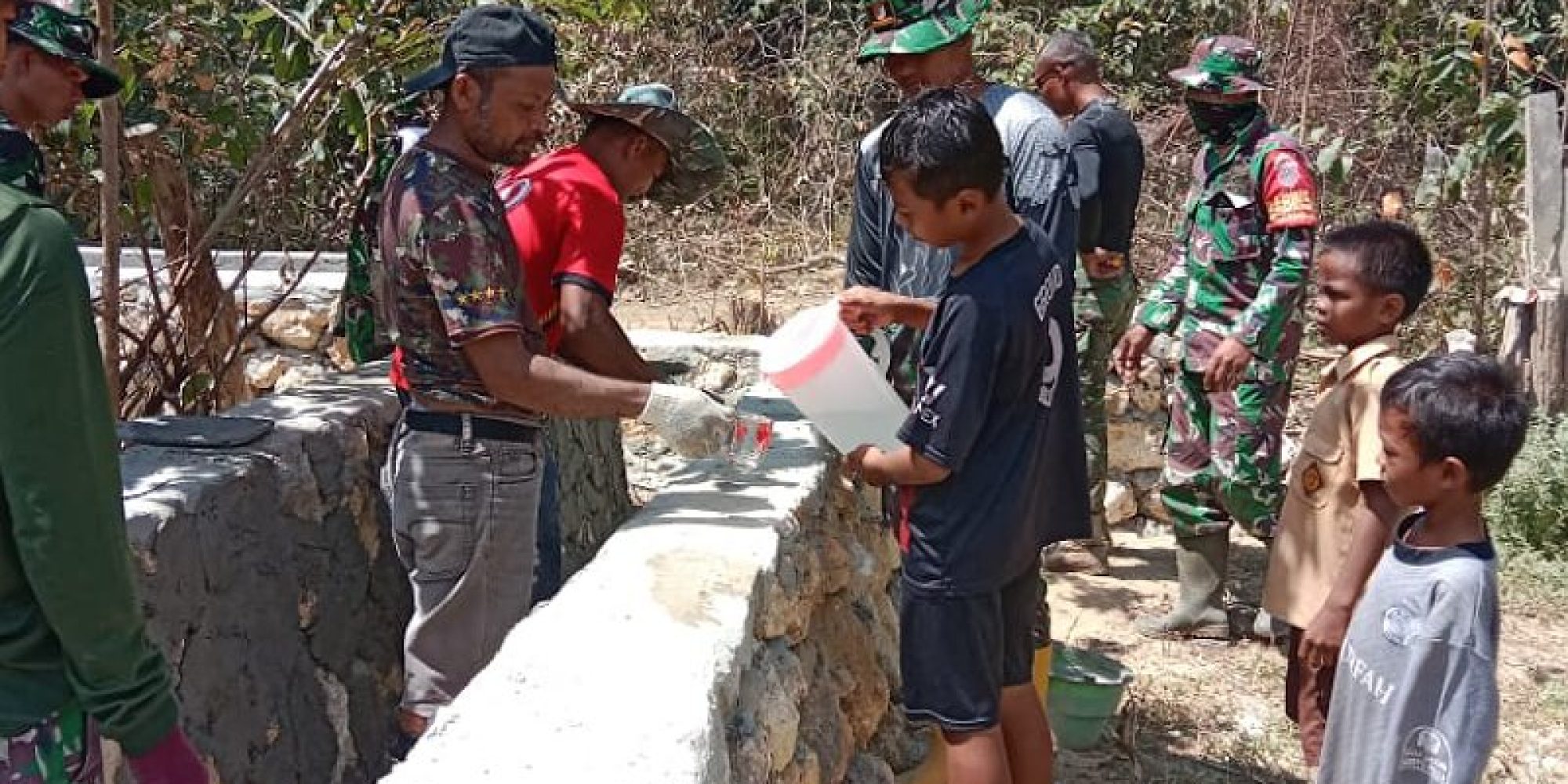 Disemangati Dengan Anak-Anak Yang Membawakan Air Minum, Satgas TMMD 118 Kodim Muna Terus Bekerja Dengan Semangat