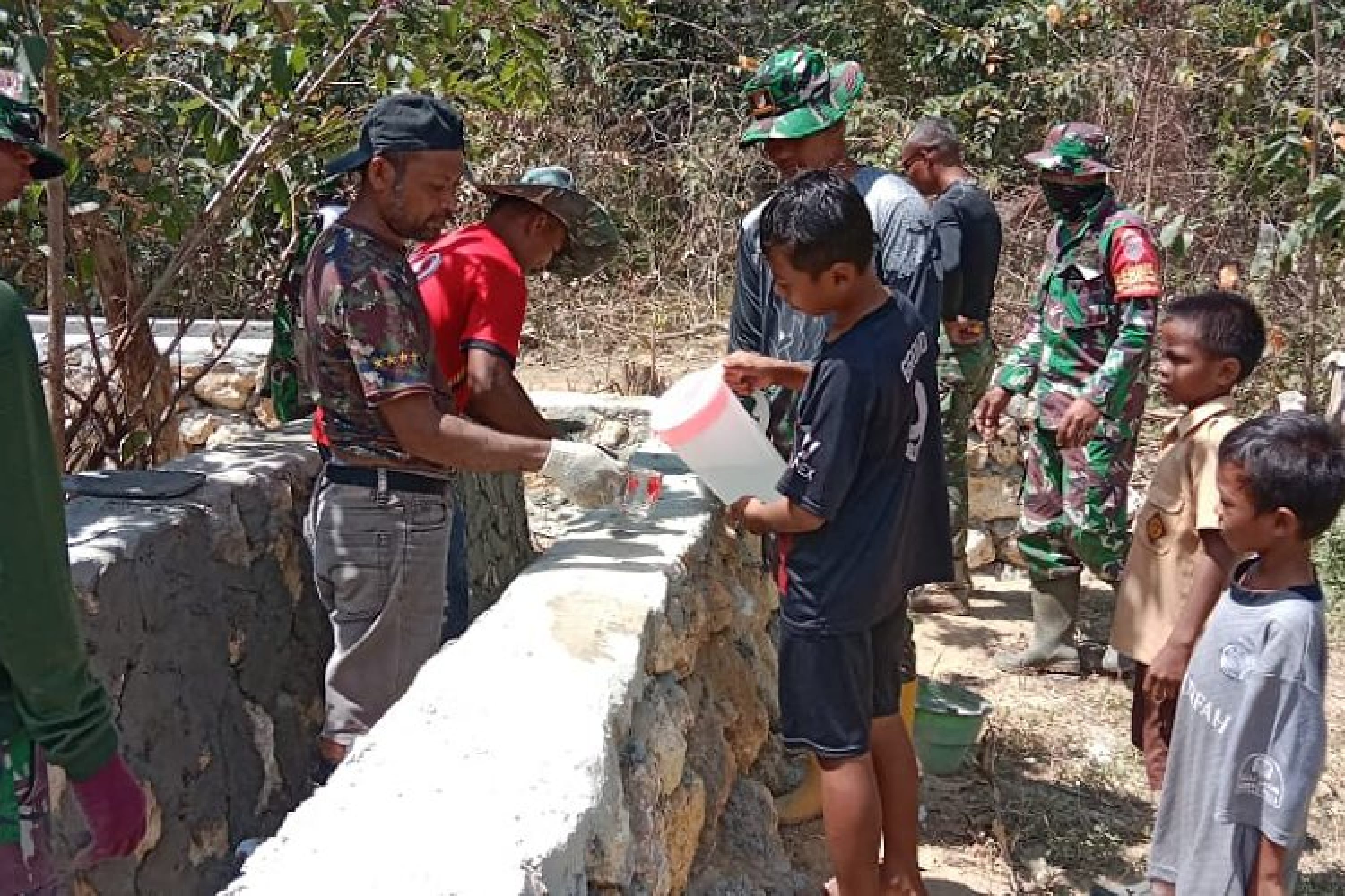 Disemangati Dengan Anak-Anak Yang Membawakan Air Minum, Satgas TMMD 118 Kodim Muna Terus Bekerja Dengan Semangat