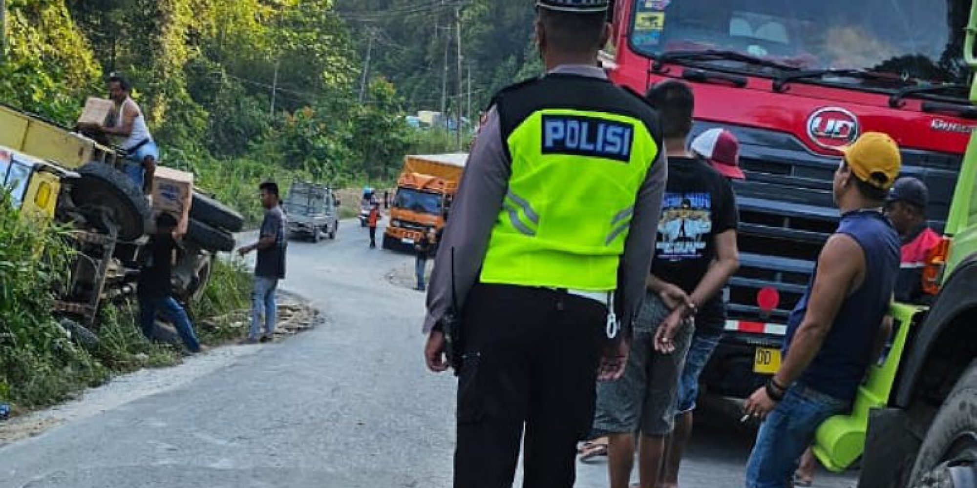 Macet Usai Mati Mesin Di Bahu Jalan, Satlantas Polres Konsel Gerak Cepat Evakuasi Truk Mogok