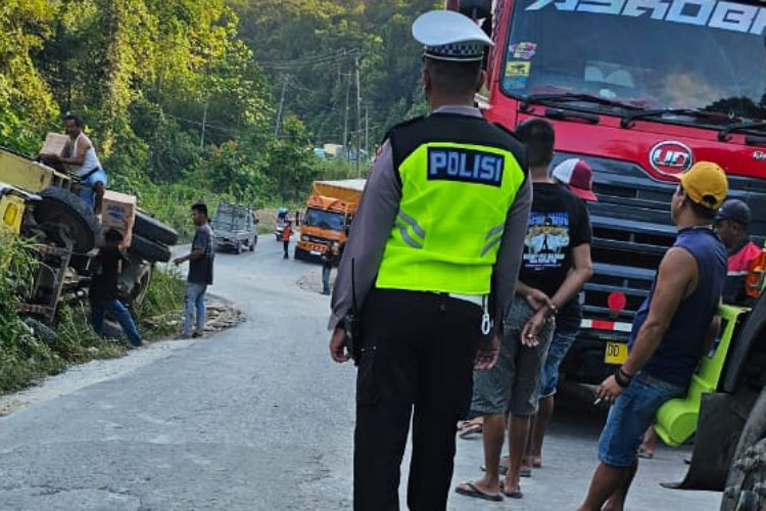Macet Usai Mati Mesin Di Bahu Jalan, Satlantas Polres Konsel Gerak Cepat Evakuasi Truk Mogok