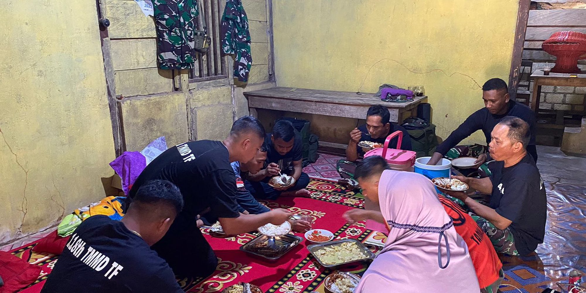 Kebersamaan Anggota Satgas TMMD Kodim Muna Makan Siang di Rumah Orang Tua Asuh Seperti Keluarga Sendiri