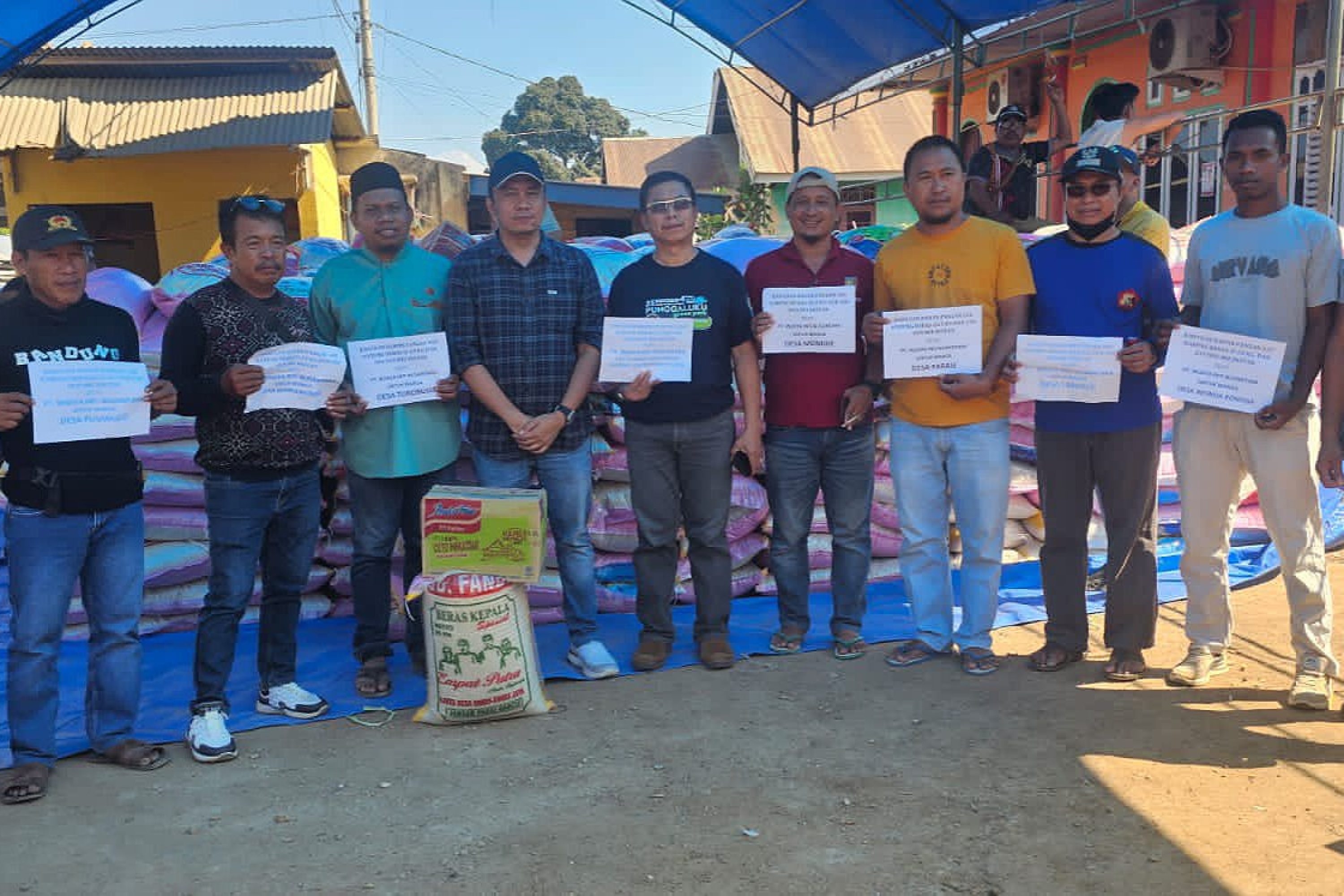 PT. WIN Salurkan Bantuan Pangan Kepada Warga Lingkar Tambang Tujuh Desa Di Kec. Laeya