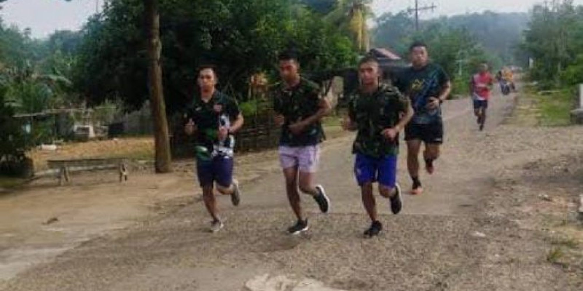Jaga Fisik, Anggota Satgas TMMD 118 Kodim 1416/Muna Laksanakan Olahraga