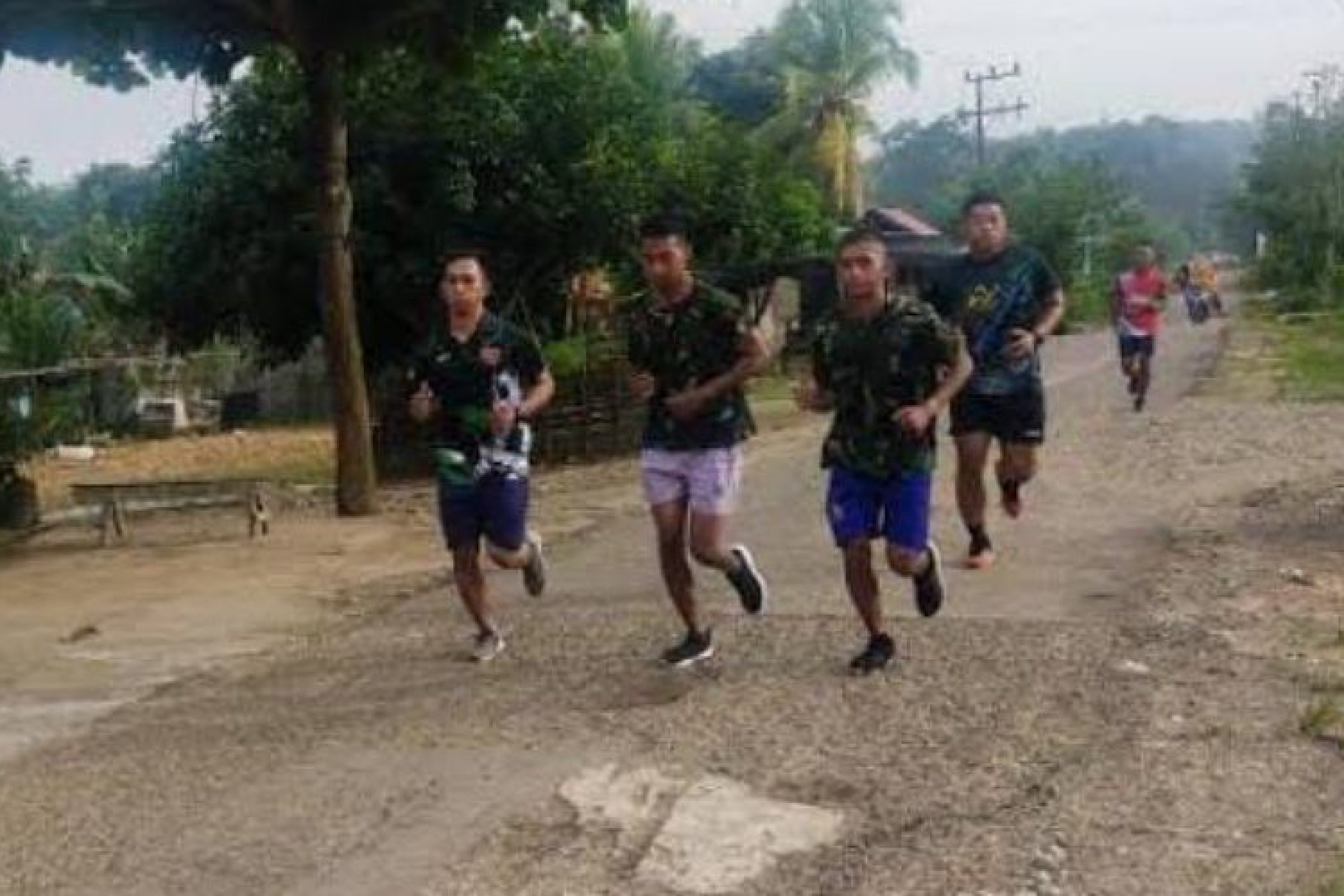 Jaga Fisik, Anggota Satgas TMMD 118 Kodim 1416/Muna Laksanakan Olahraga