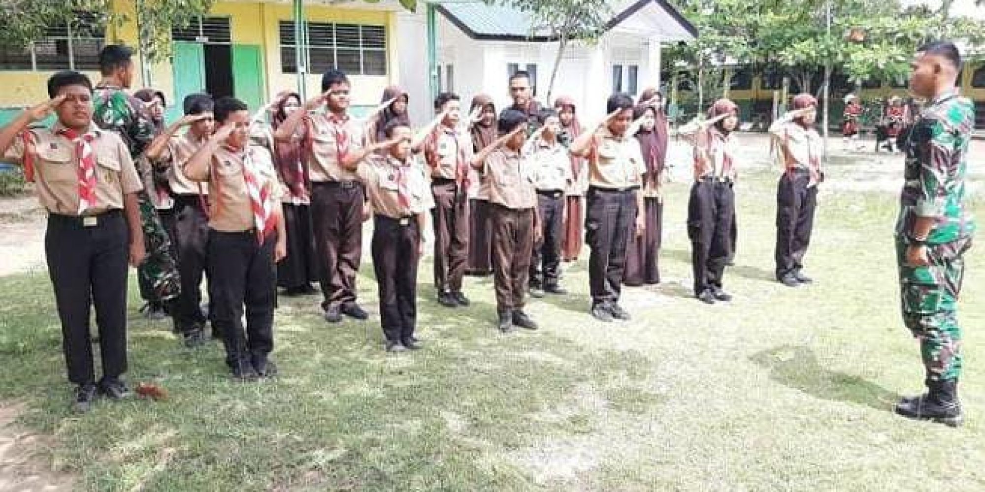 Selain Melaksanakan Kegiatan Fisik, Satgas TMMD 118 Kodim 1416/Muna Juga Latih PBB Pelajar SLTPN 1 Tongkuno