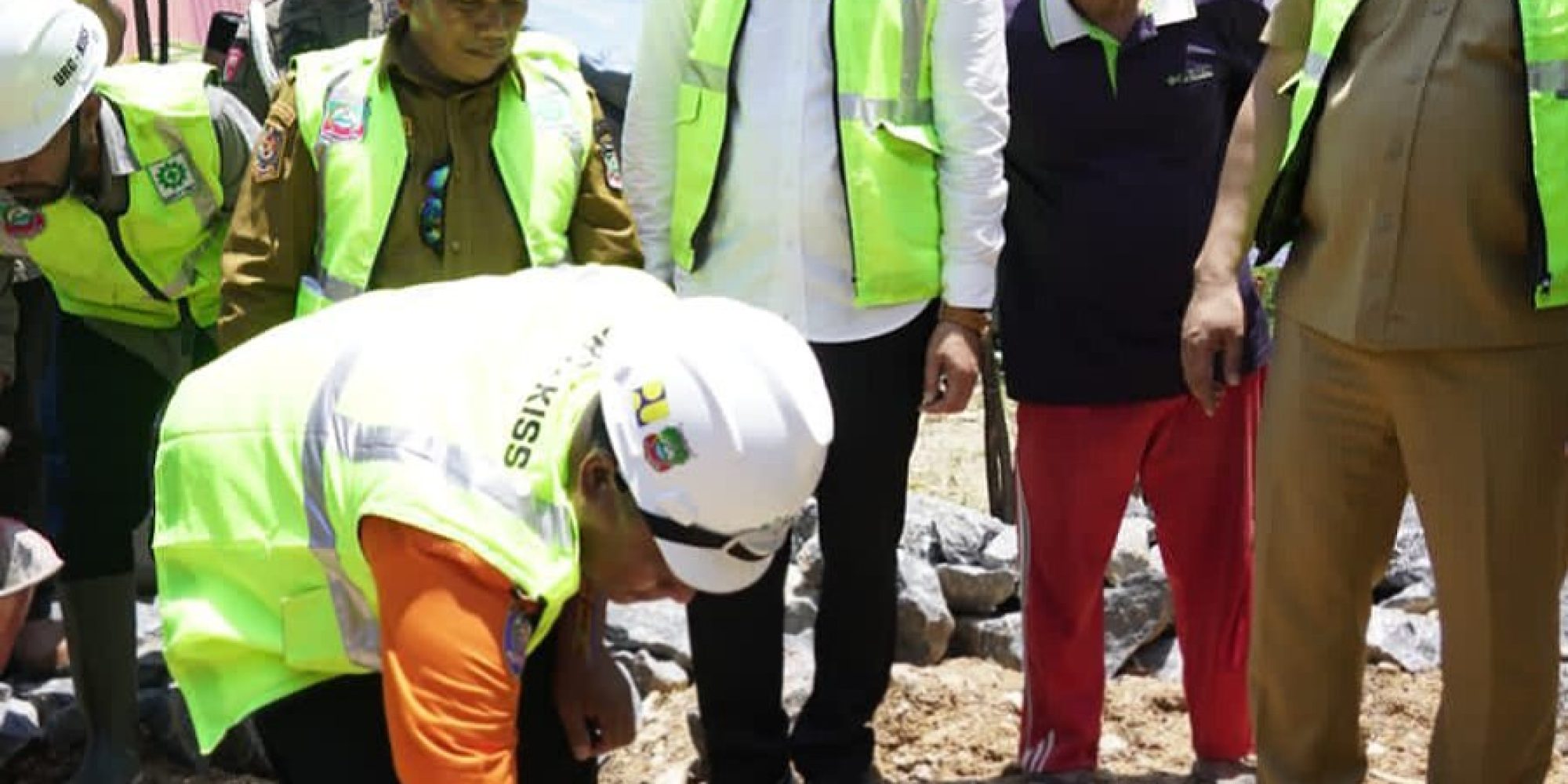 Pemda Bersama DPKP Konut Serahkan Buku Rekening Kepada Penerima BSRS Secara Simbolis