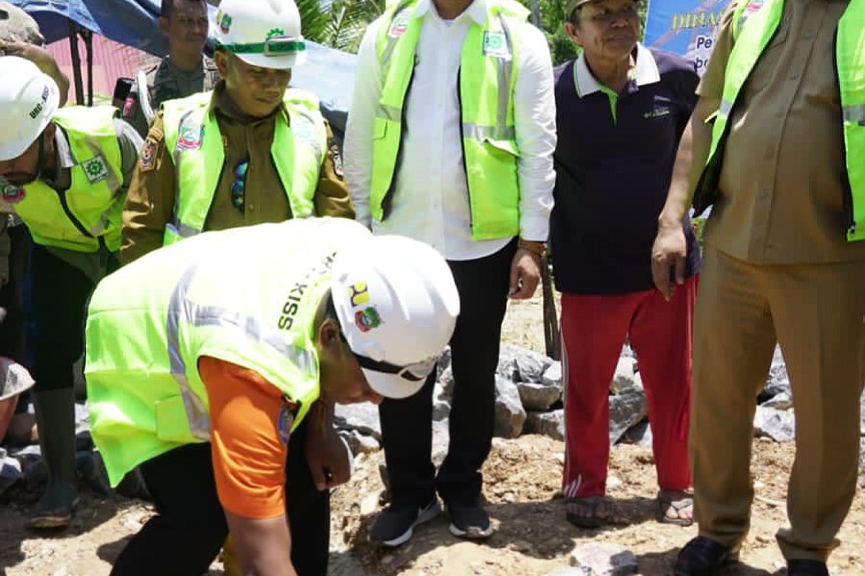 Pemda Bersama DPKP Konut Serahkan Buku Rekening Kepada Penerima BSRS Secara Simbolis