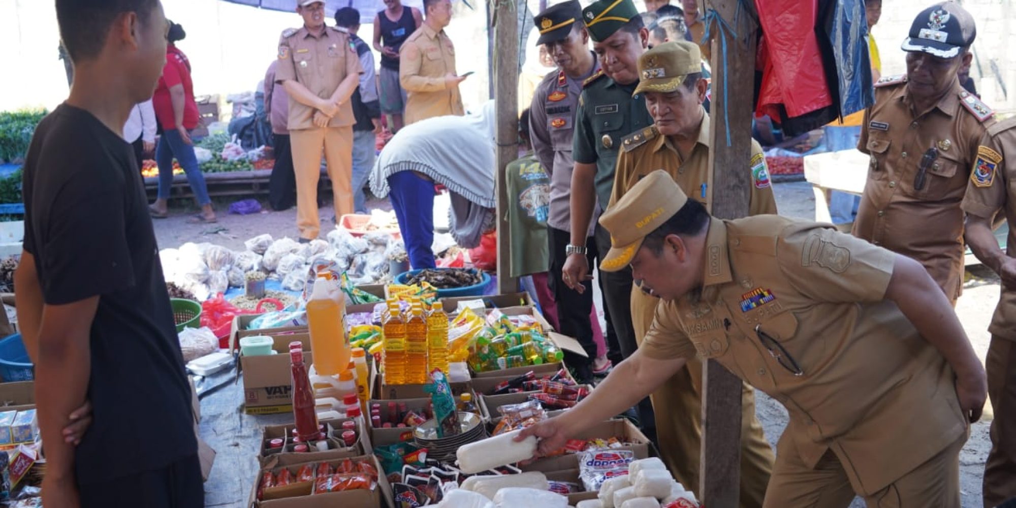 Tekan Inflasi, Bupati konut H. Ruksamin Lakukan Survei Harga Bahan Pokok Di Pasar Molawe