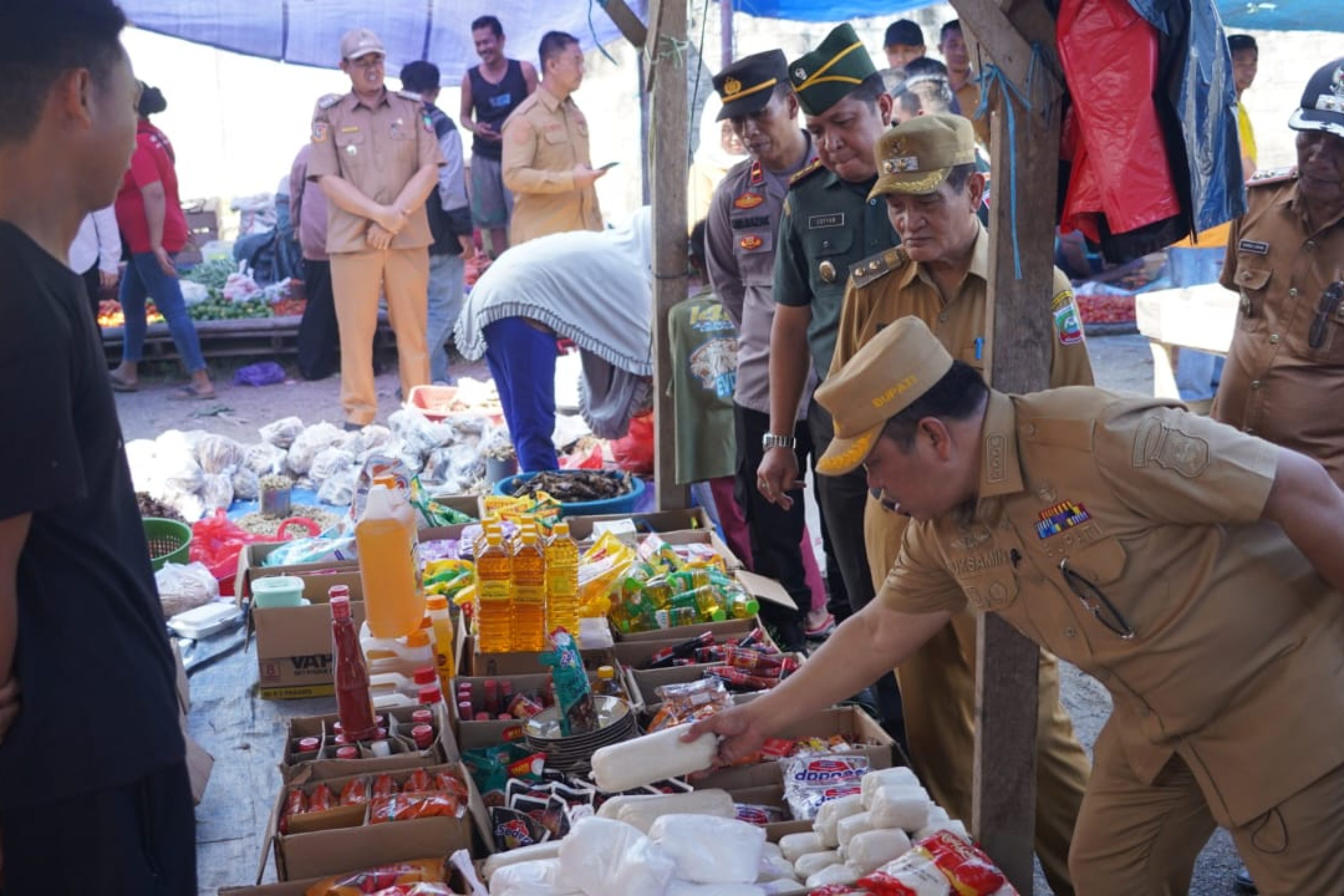 Tekan Inflasi, Bupati konut H. Ruksamin Lakukan Survei Harga Bahan Pokok Di Pasar Molawe