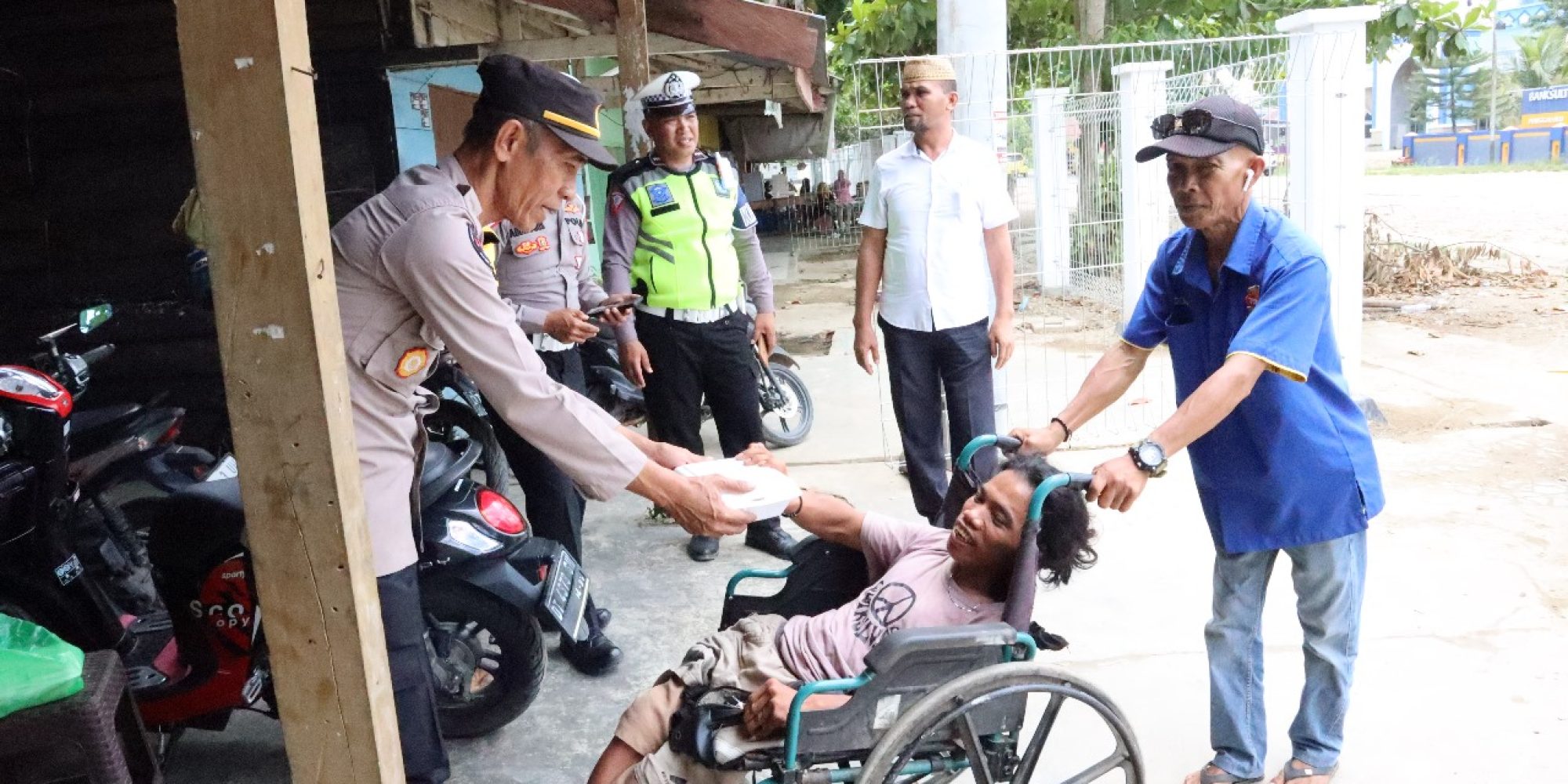 Jum’at Berkah, Polres Konsel Berbagi Ratusan Nasi Dos Bagi Pengguna Jalan Yang Melintas Di Bundaran Pungaluku