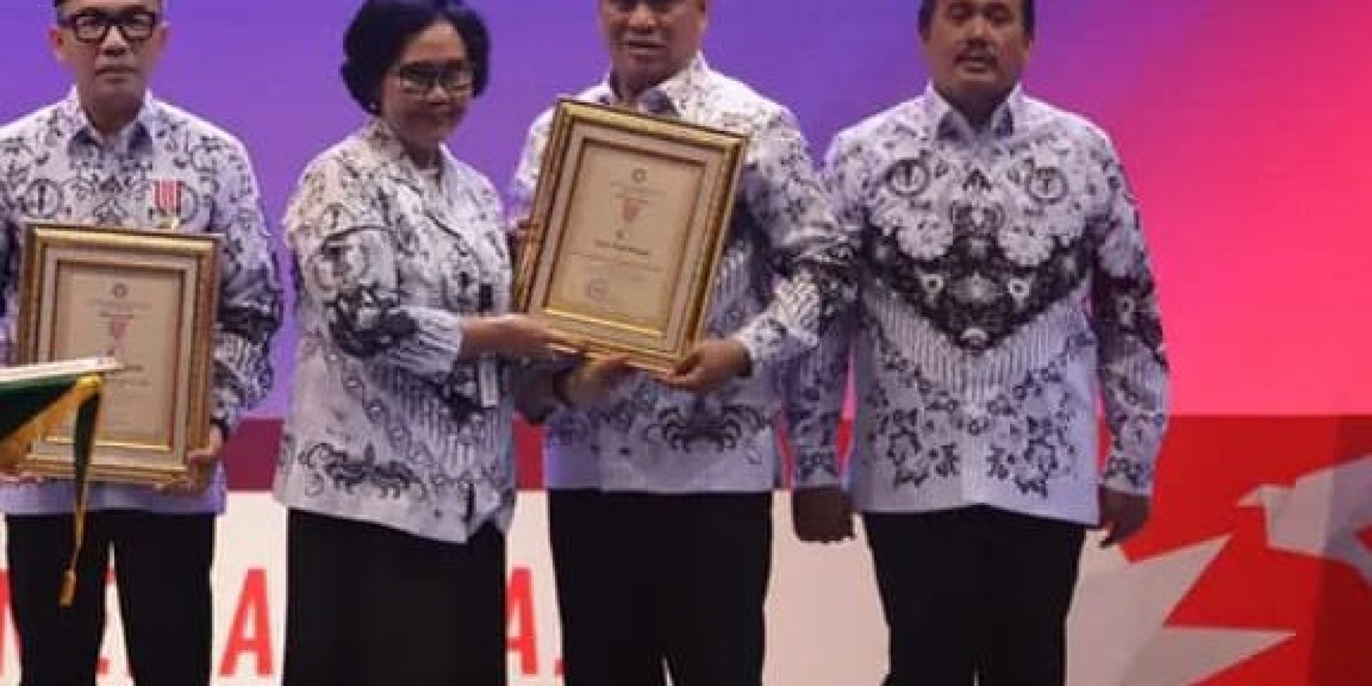 Atas Komitmennya Majukan Pendidikan, Bupati Konut Diganjar Penghargaan Dwija Praja Nugraha Tahun 2023