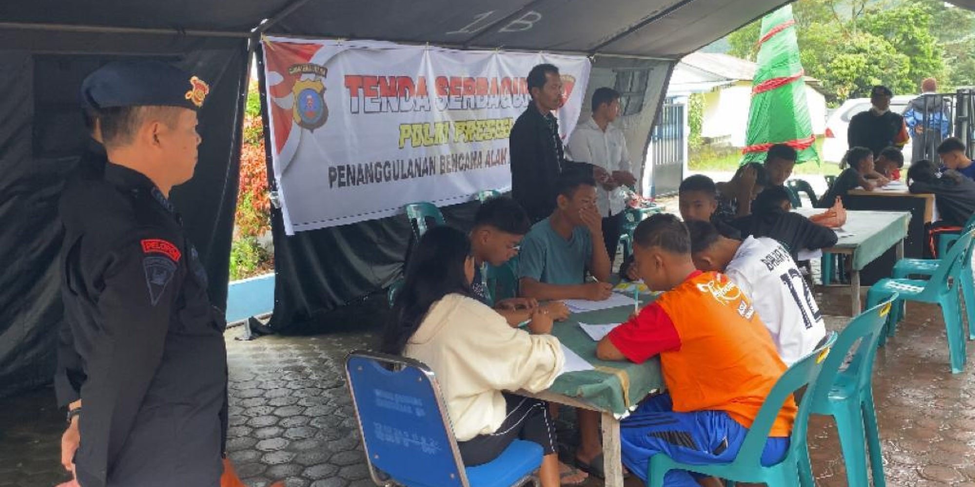 Polda Sumut Dirikan Tenda Serba Guna Bantu Anak-Anak Korban Longsor Humbahas Ujian Semester