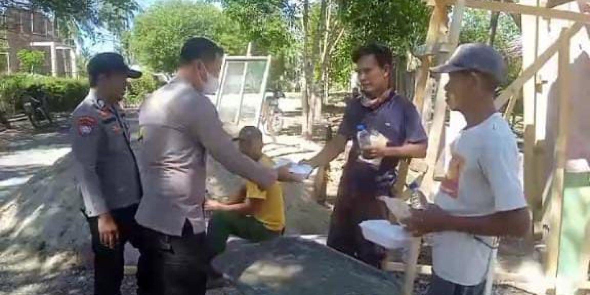 Saling Berbagi Sesama, Polsek Atari Jaya Berikan Nasi Kotak Kepada Masyarakat Kurang mampu