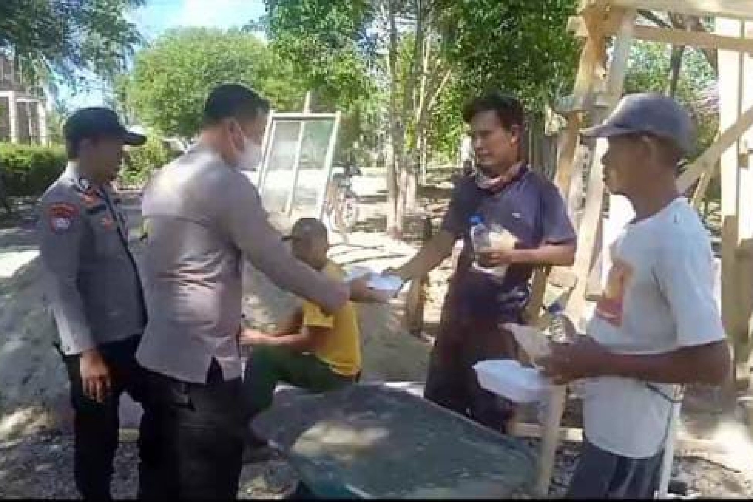 Saling Berbagi Sesama, Polsek Atari Jaya Berikan Nasi Kotak Kepada Masyarakat Kurang mampu