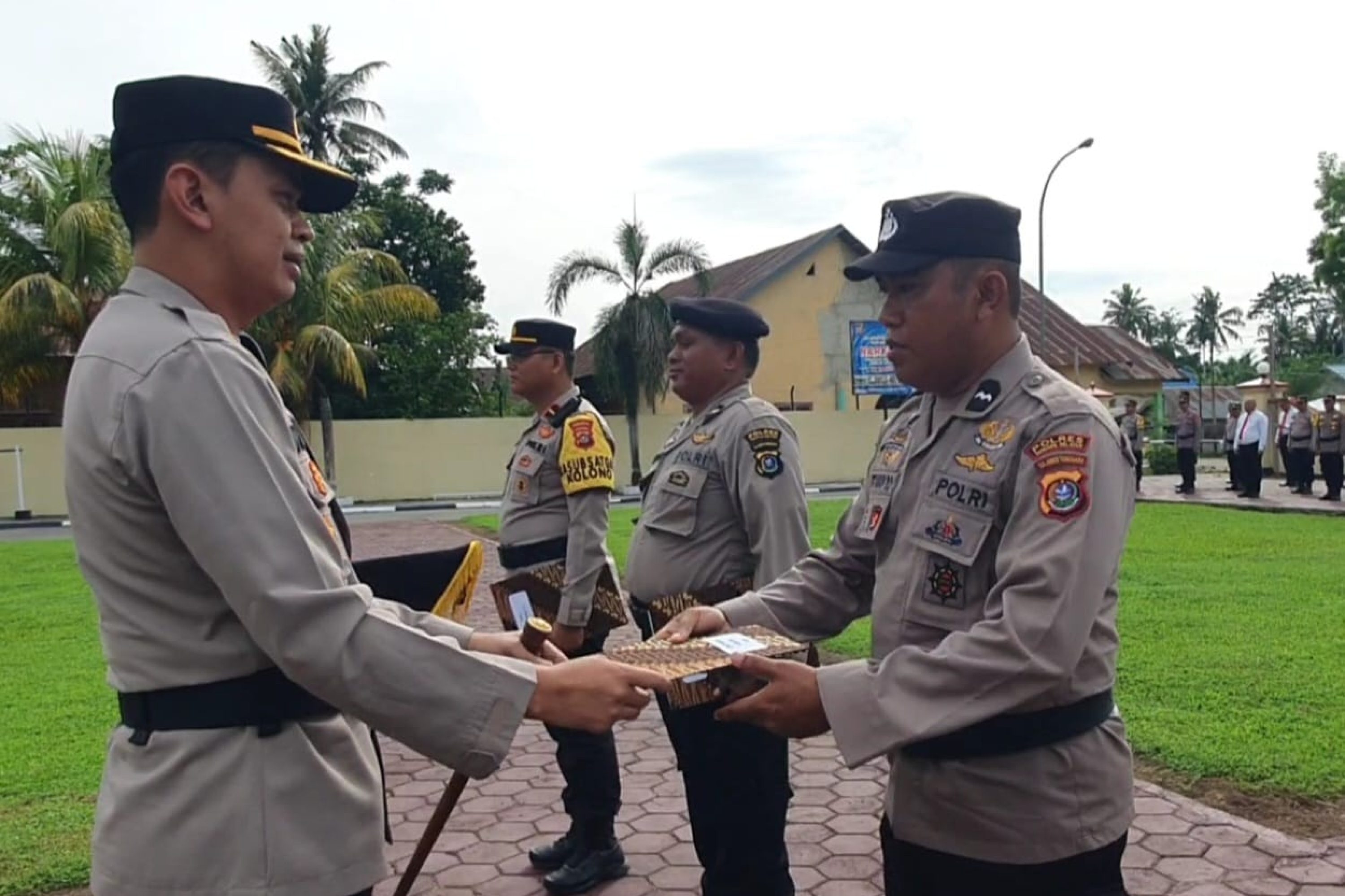 Ungkap Kasus Narkoba, Empat Personel Polsek Kolono Mendapat Penghargaan Dari Kapolres Konsel
