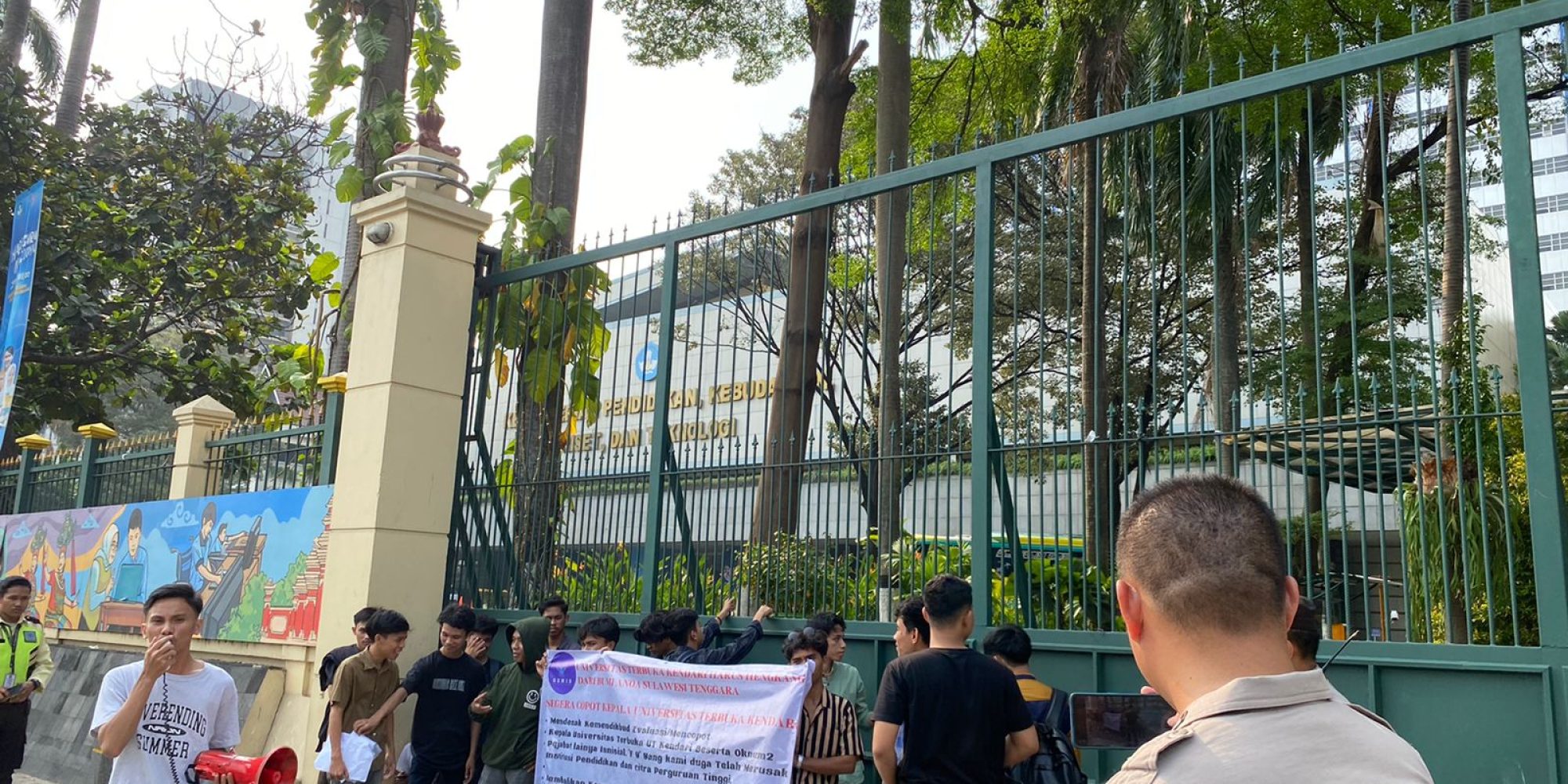 Gemib Geruduk Kantor Mendikbud RI Desak Nadiem Segera Copot Kepala UT Kendari Beserta Kroni Kroninya