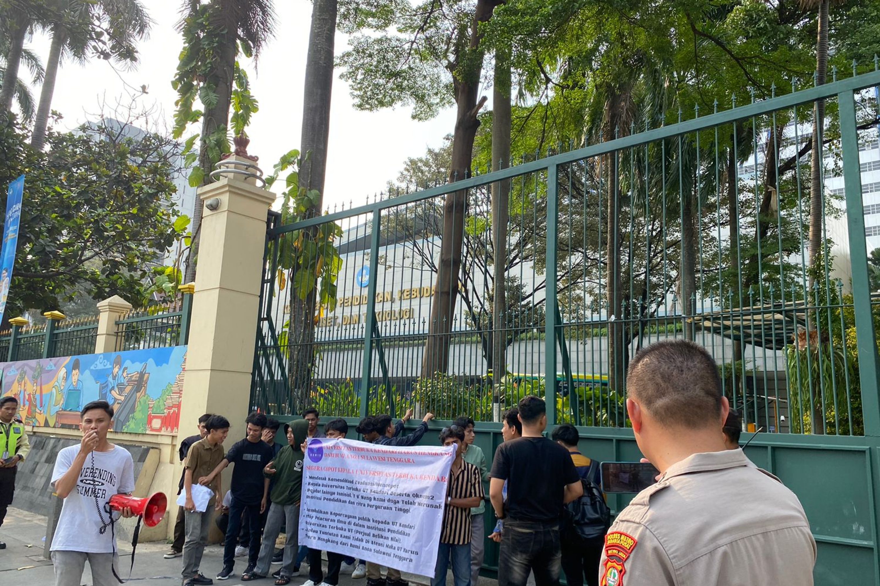Gemib Geruduk Kantor Mendikbud RI Desak Nadiem Segera Copot Kepala UT Kendari Beserta Kroni Kroninya
