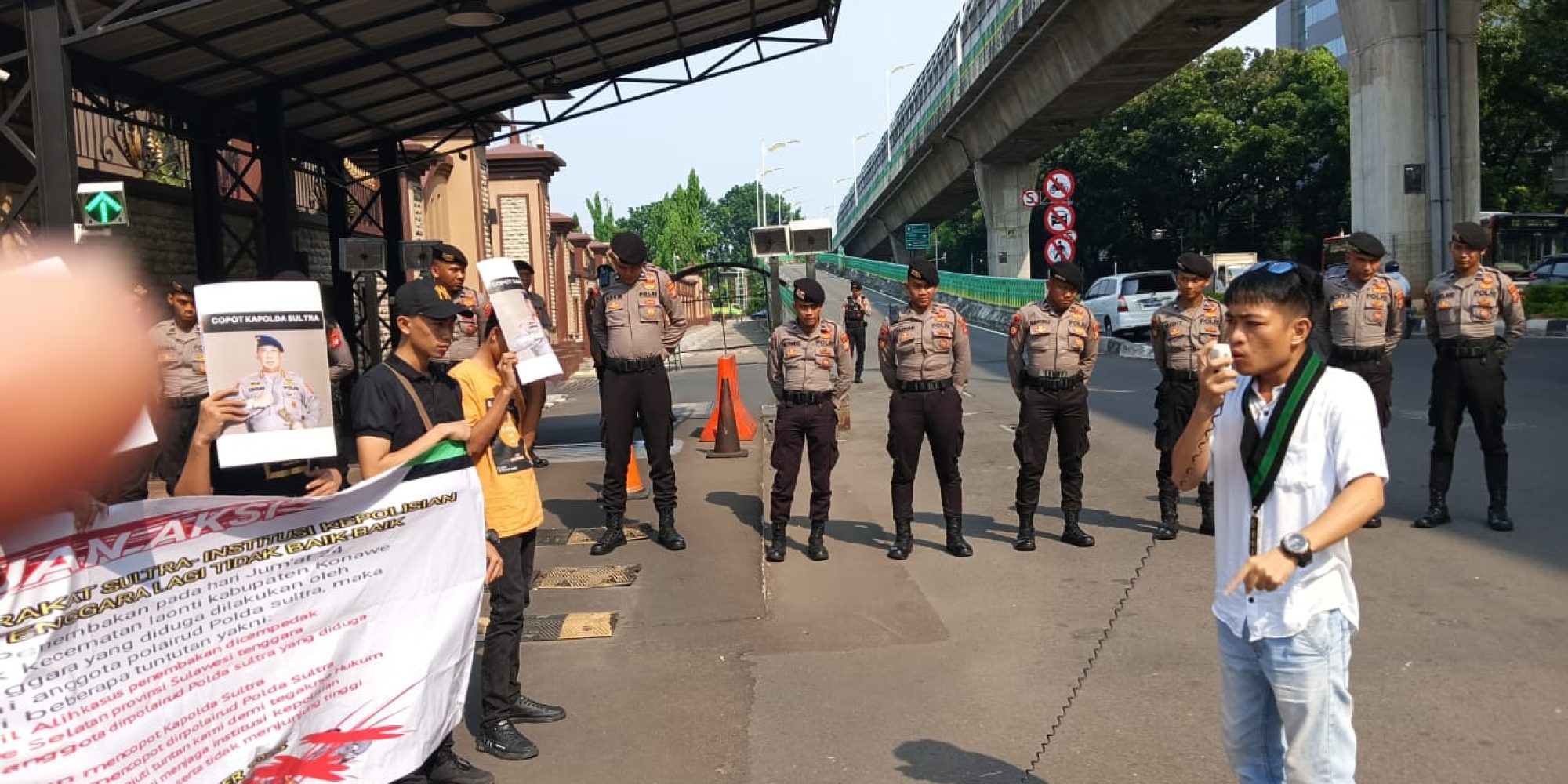 HMI Cabang Konsel Menggelar Aksi Di Mabes Polri Terkait Kasus Penembakan