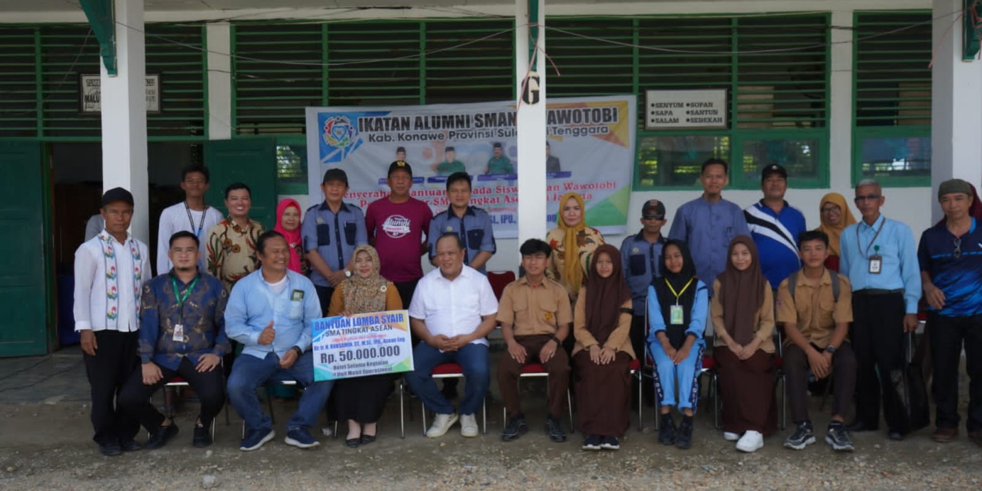 Ketua IKA SMANWA Beri Bantuan Dan Fasilitas Bagi Siswa-Siswi Yang Akan Mengikuti Lomba Syair SMA Tingkat ASEAN Di Jakarta