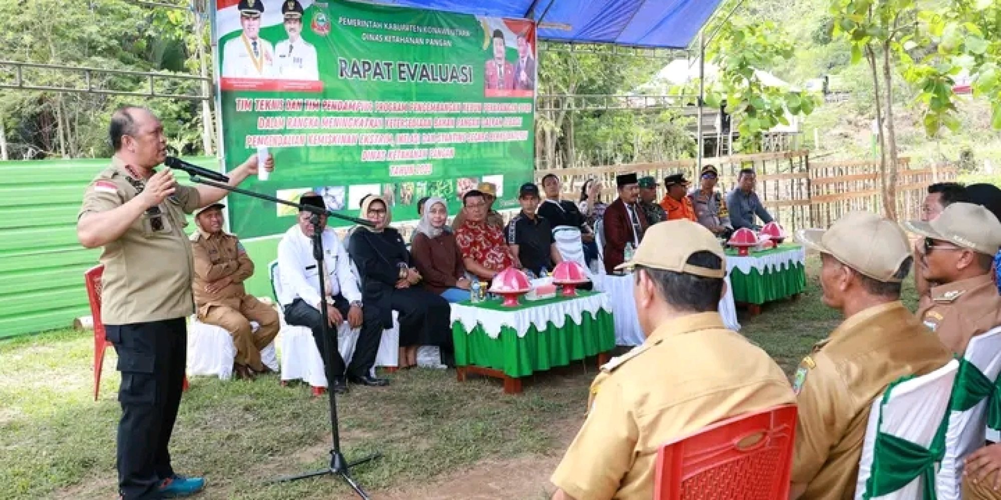 Bupati Konut Buka Rapat Evaluasi Tim Teknis Dan Pendamping PPKP Di Desa Longeo Kecamatan Asera