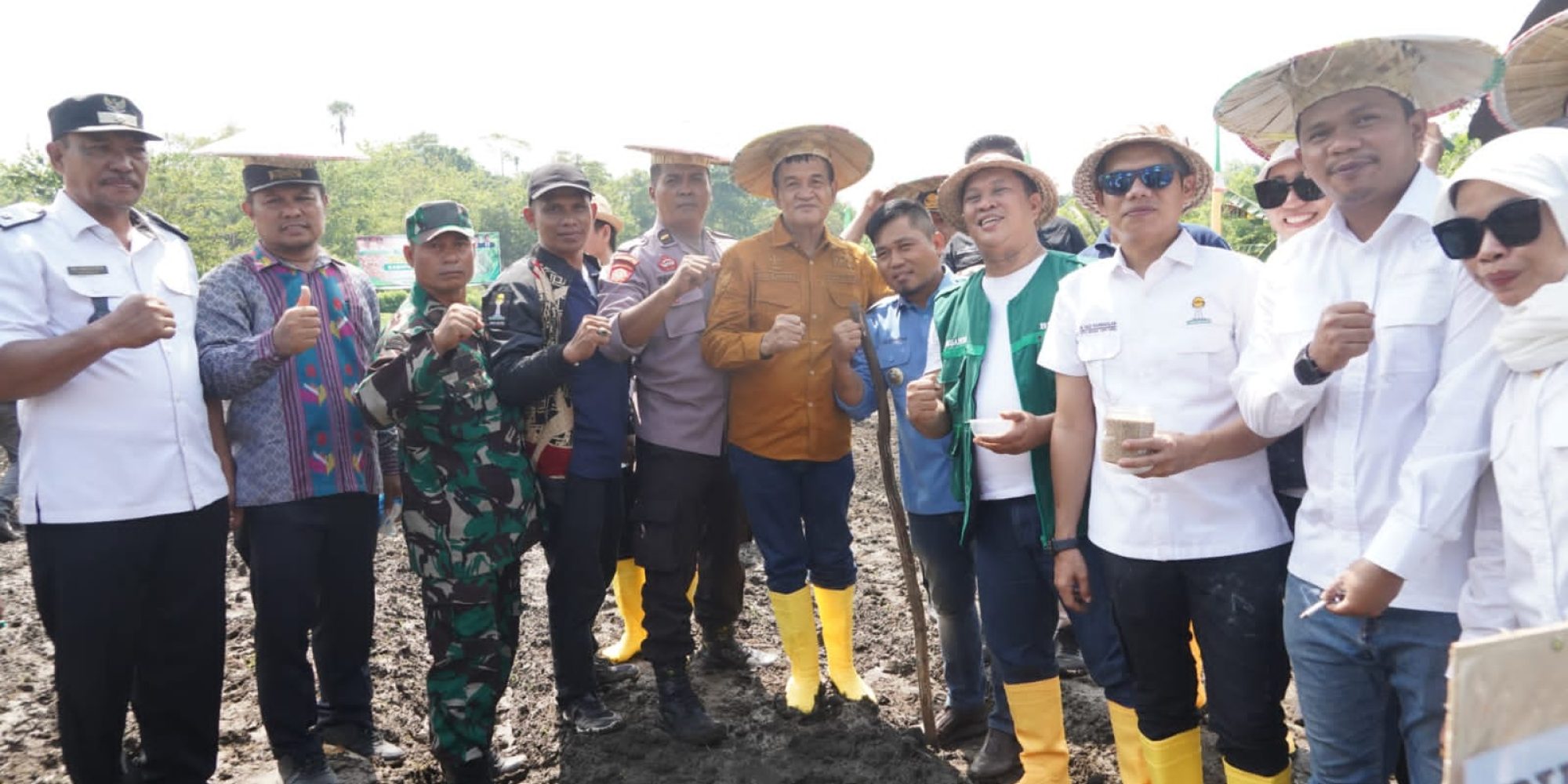 Bupati Konut Bersama Wakil Bupati Abu Haera Pimpin Secara  Perdana Penanaman Komoditi Wijen Di Desa Matandahi