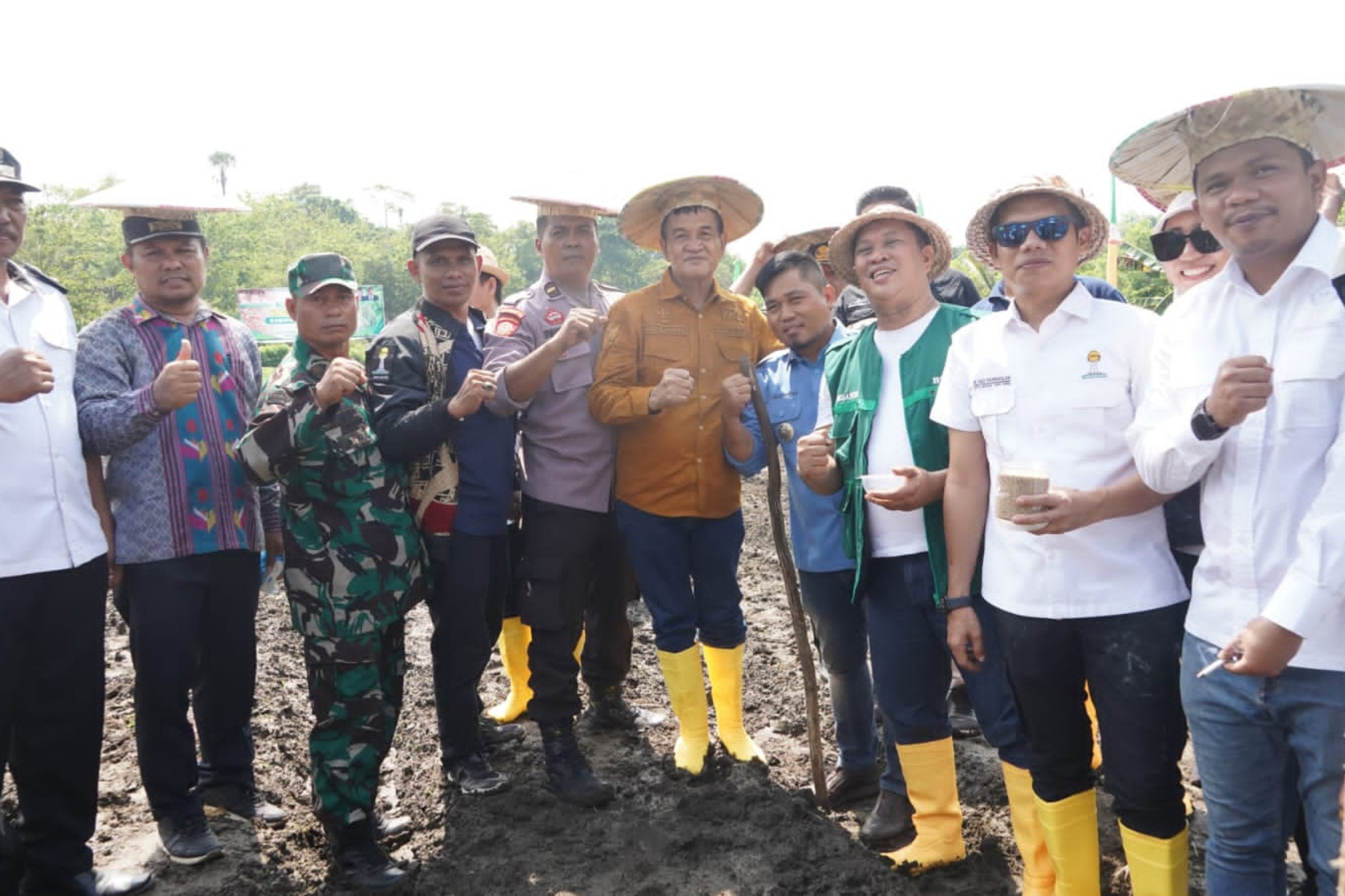Bupati Konut Bersama Wakil Bupati Abu Haera Pimpin Secara  Perdana Penanaman Komoditi Wijen Di Desa Matandahi
