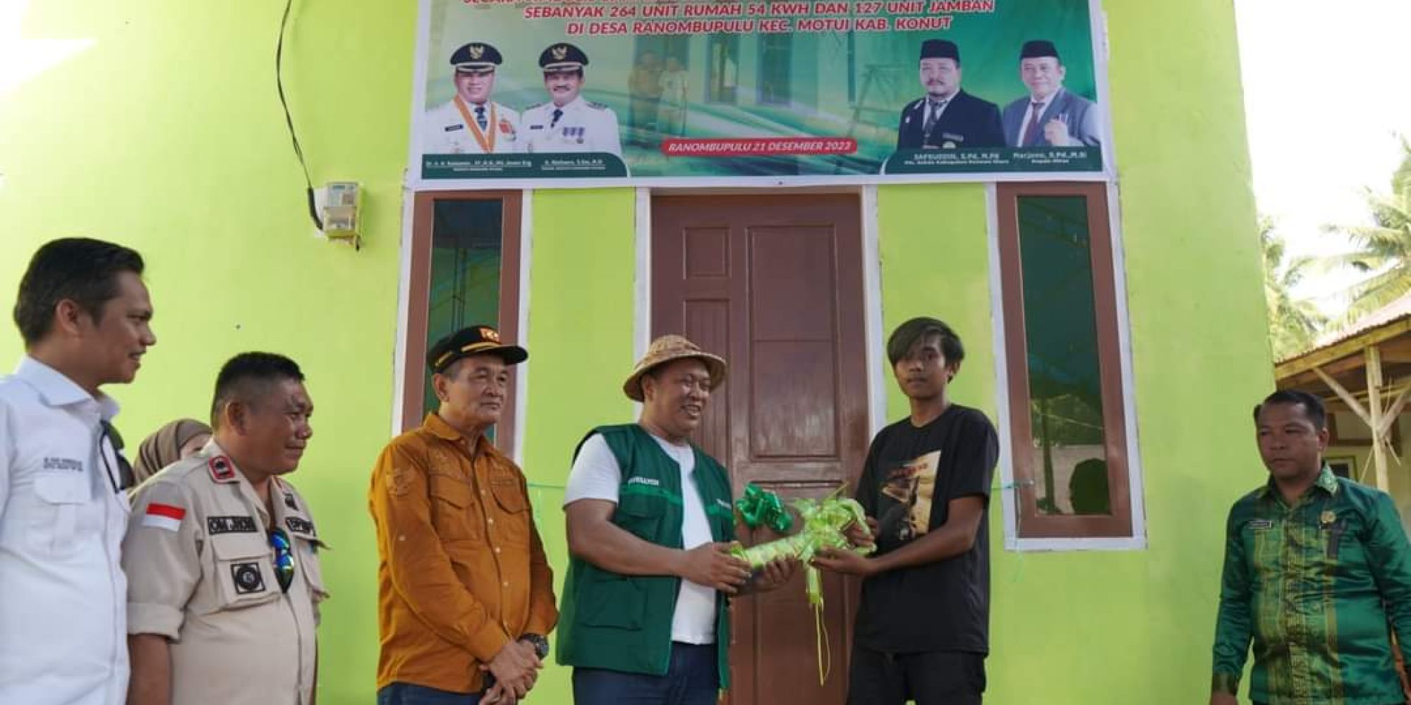 H. Ruksamin Resmikan Dan Menyerahkan Secara Simbolis BSRS Kepada Masyarakat Penerima Manfaat