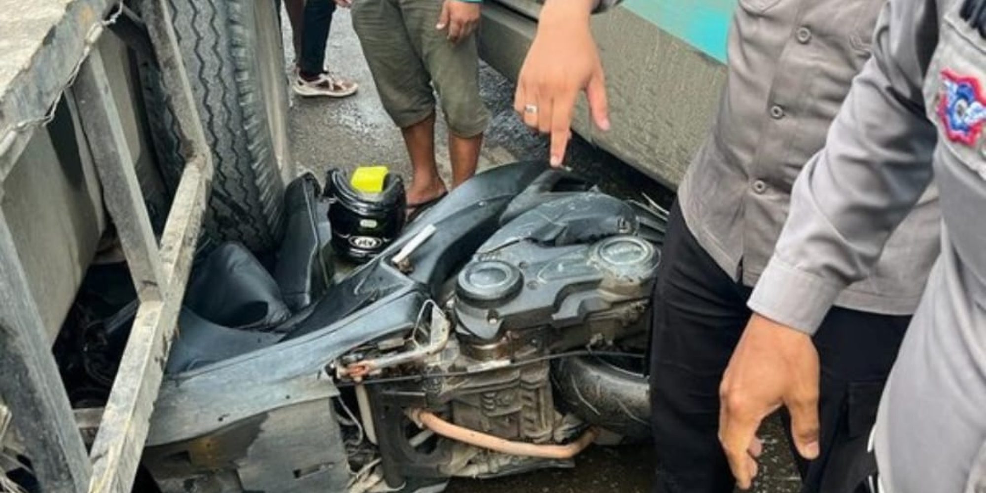 Aksi Heroik Dua Anggota Satlantas Polres Kubu Raya Menghalau Kecelakaan Beruntun Yang Viral di Media Sosial