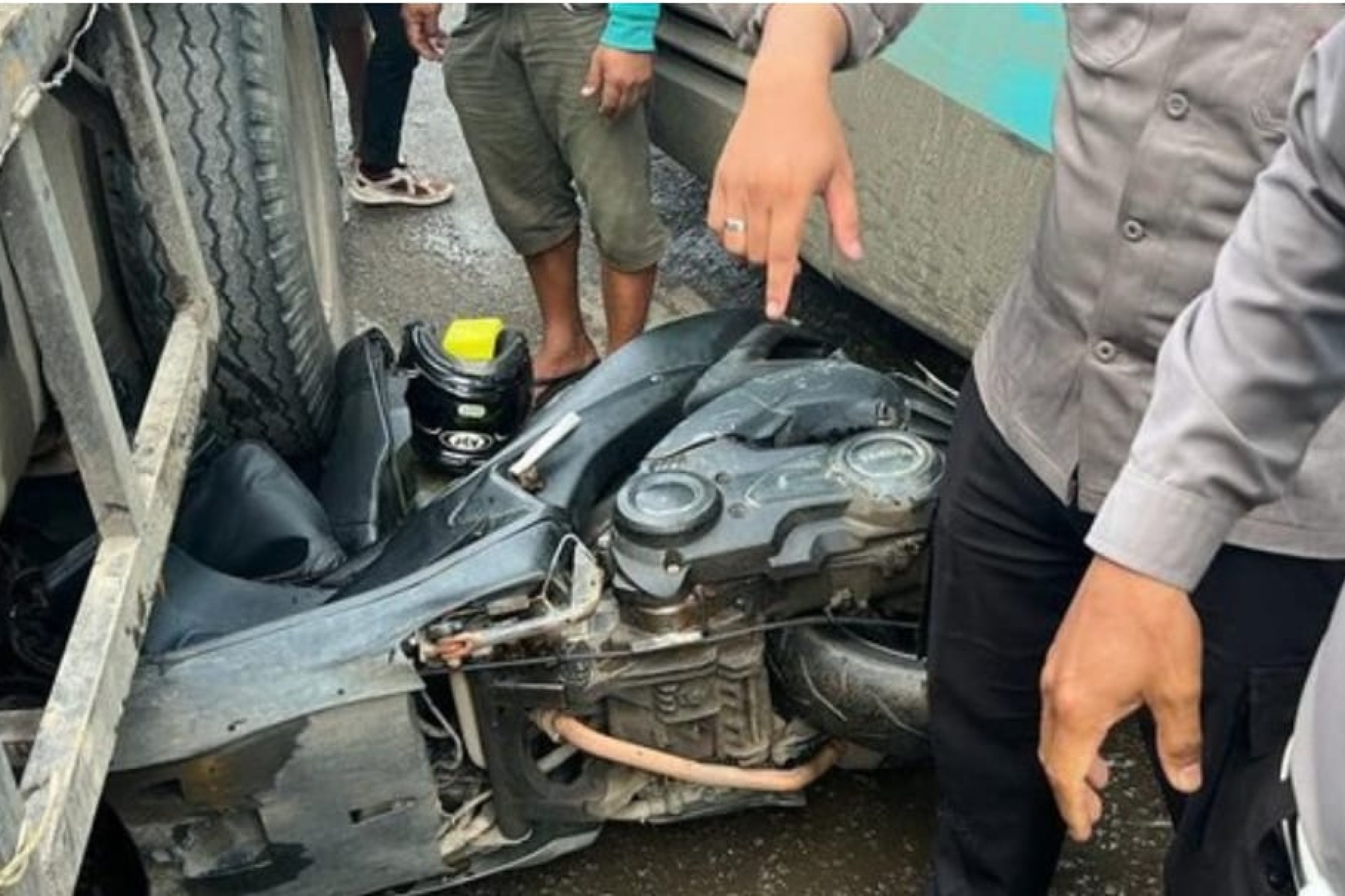 Aksi Heroik Dua Anggota Satlantas Polres Kubu Raya Menghalau Kecelakaan Beruntun Yang Viral di Media Sosial