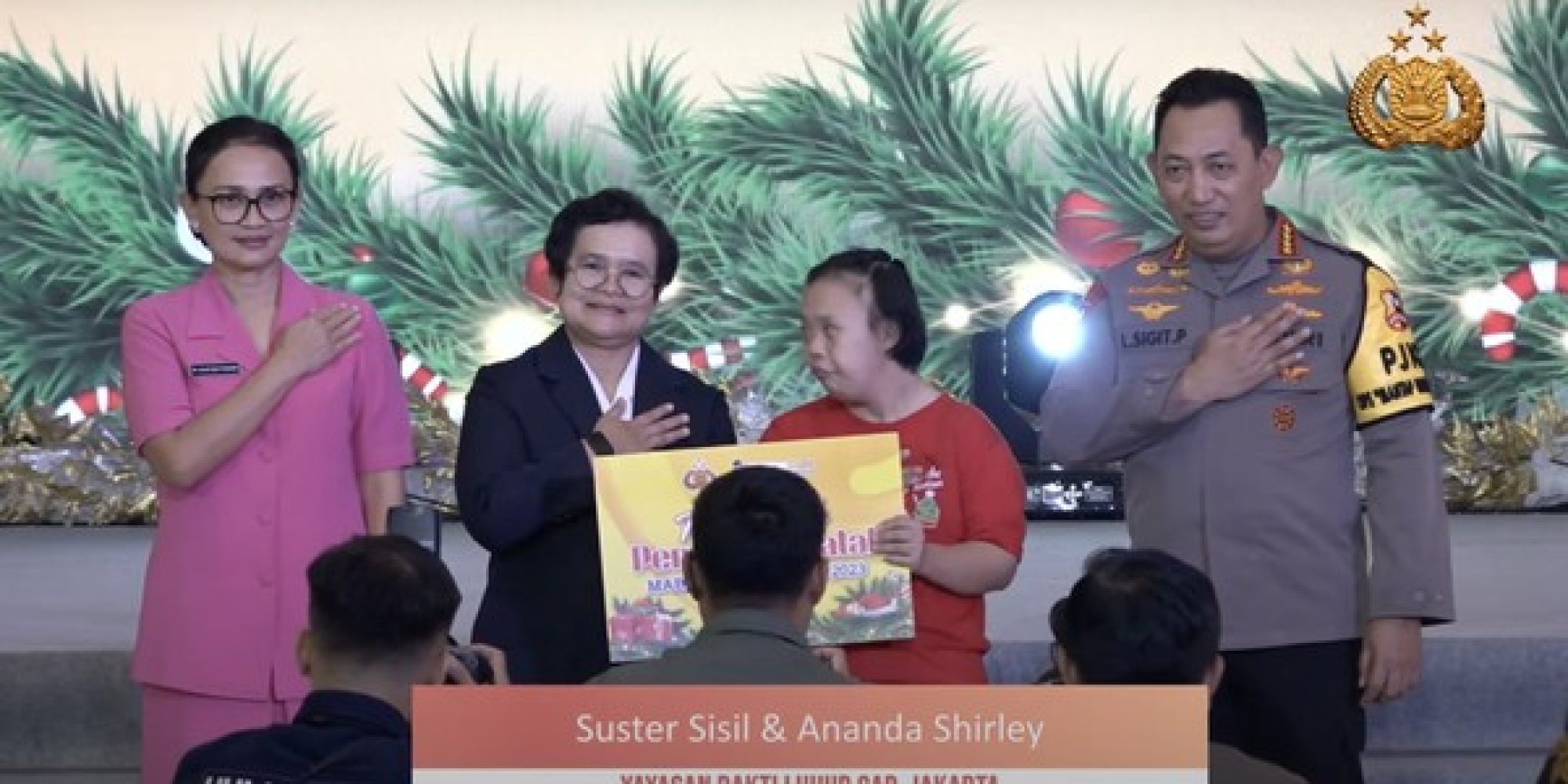 Perayaan Natal,Kapolri Jenderal Listyo Sigit Prabowo Menyerahkan Tali Kasih Kepada Anak Penyandang Disabilitas