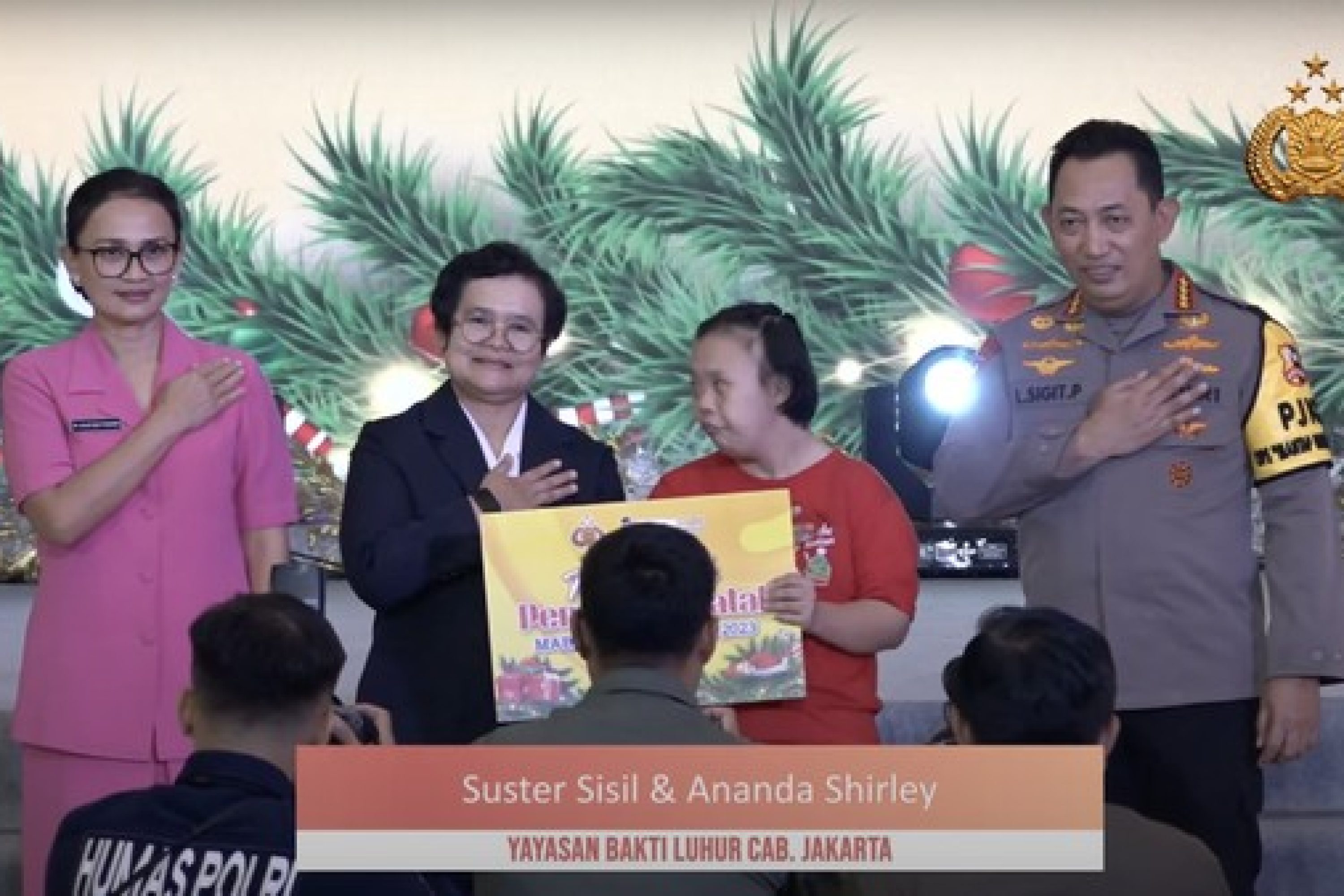 Perayaan Natal,Kapolri Jenderal Listyo Sigit Prabowo Menyerahkan Tali Kasih Kepada Anak Penyandang Disabilitas