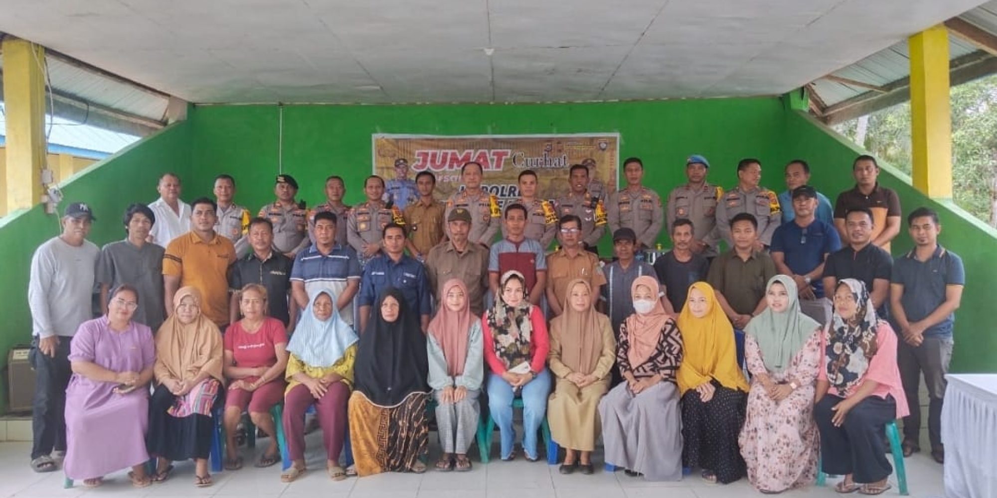 Pimpin Jumat Curhat Di Desa Muara Tinobu Kecamatan Lasolo, Kapolres Konut AKBP Priyo Utomo Tanggapi Curhatan Warga