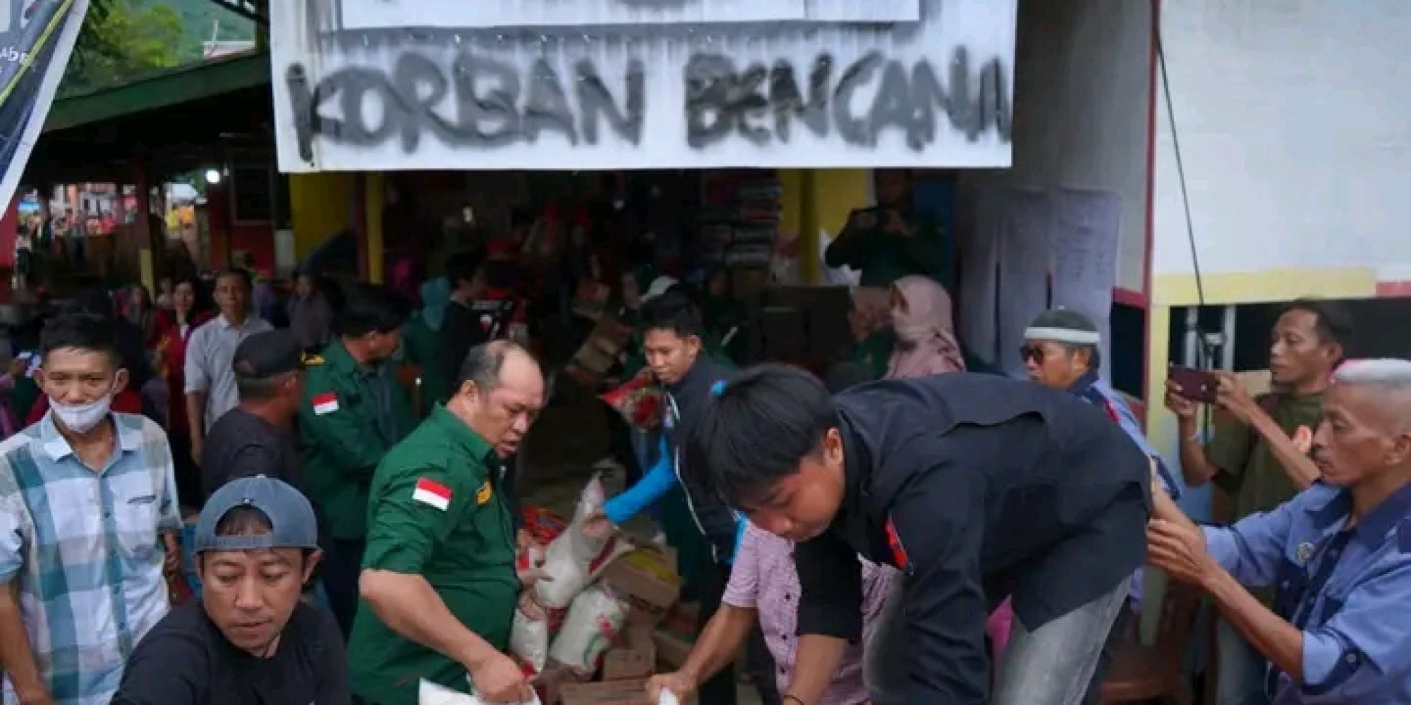 Tanggap Dan Peduli Sesama Umat Manusia Bupati Ruksamin Antar Langsung Bantuan Bencana Banjir di Kolaka