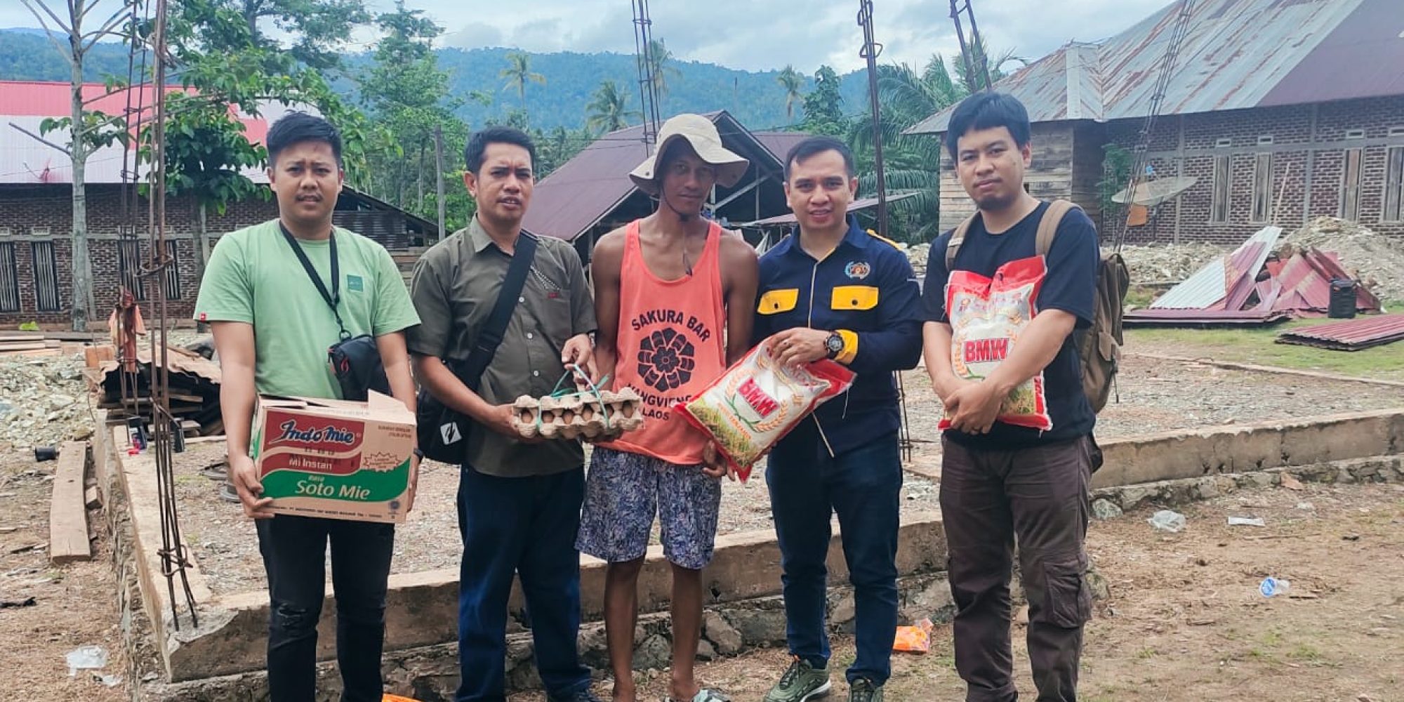 F-PRB Dan PWI Konut Beri Bantuan Kepada Korban Angin Puting Beliung Di Desa Alawanggudu Kecamatan Asera