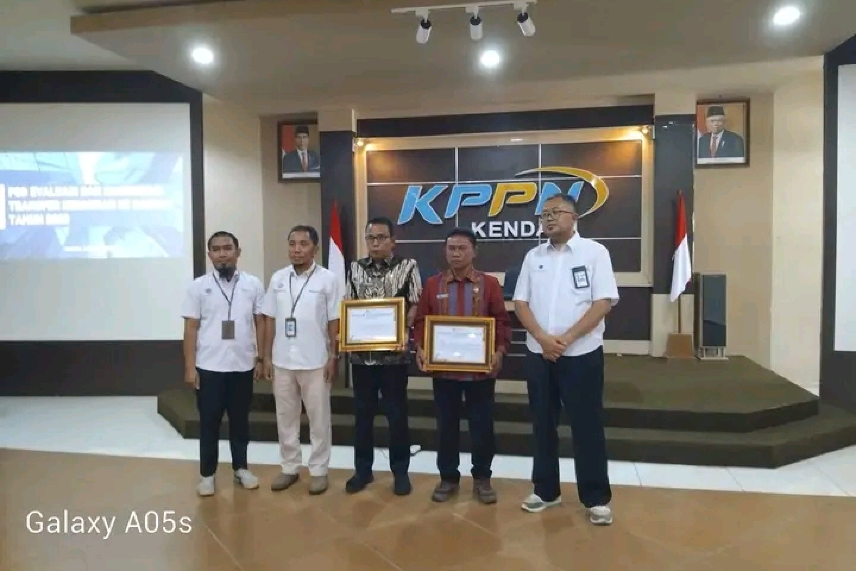 Terbaik Penyaluran DD Tahun 2023, Pemda Konut Berhasil Terima Penghargaan Dari KPPN Kendari