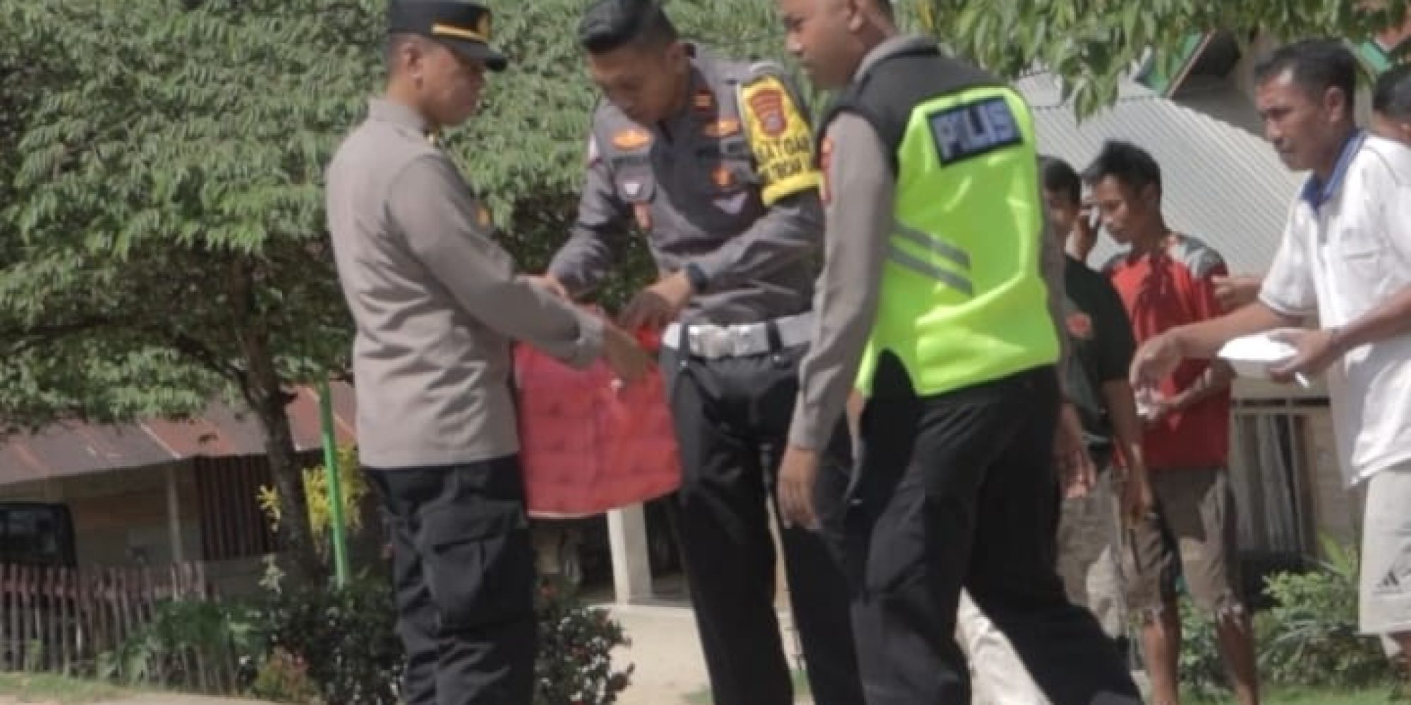 Polres Konsel Bagikan Nasi kotak Ke Masyarakat  Sekitar Dalam Jum’at Berkah