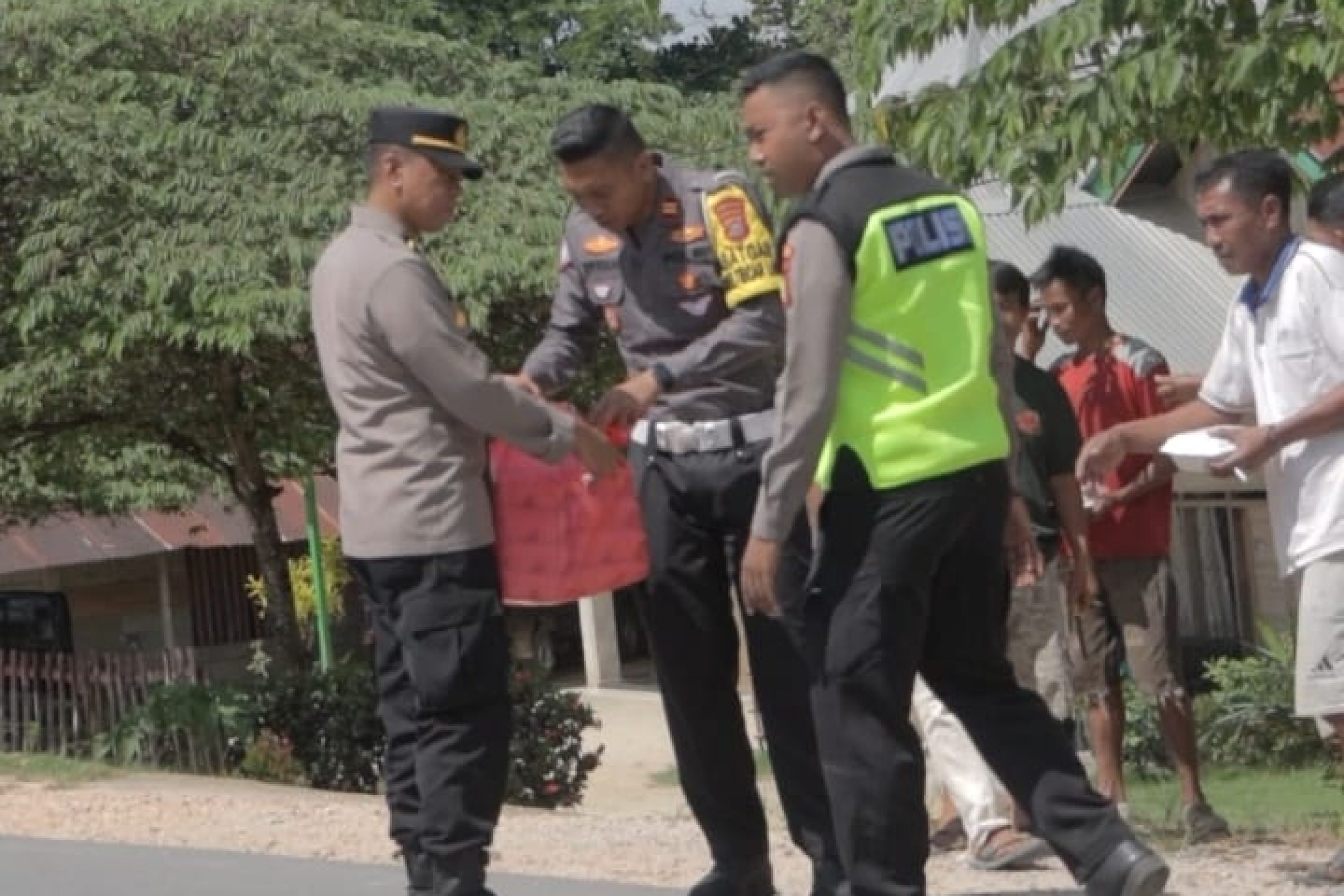 Polres Konsel Bagikan Nasi kotak Ke Masyarakat  Sekitar Dalam Jum’at Berkah