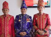 Tampil Memukau Dengan Balutan Baju Adat Tolaki Bupati Ruksamin Hadiri Peringatan HUT Kabupaten Kolaka ke-64