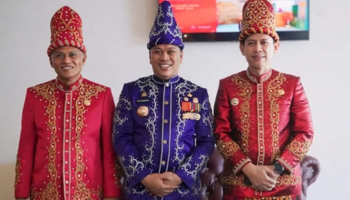 Tampil Memukau Dengan Balutan Baju Adat Tolaki Bupati Ruksamin Hadiri Peringatan HUT Kabupaten Kolaka ke-64