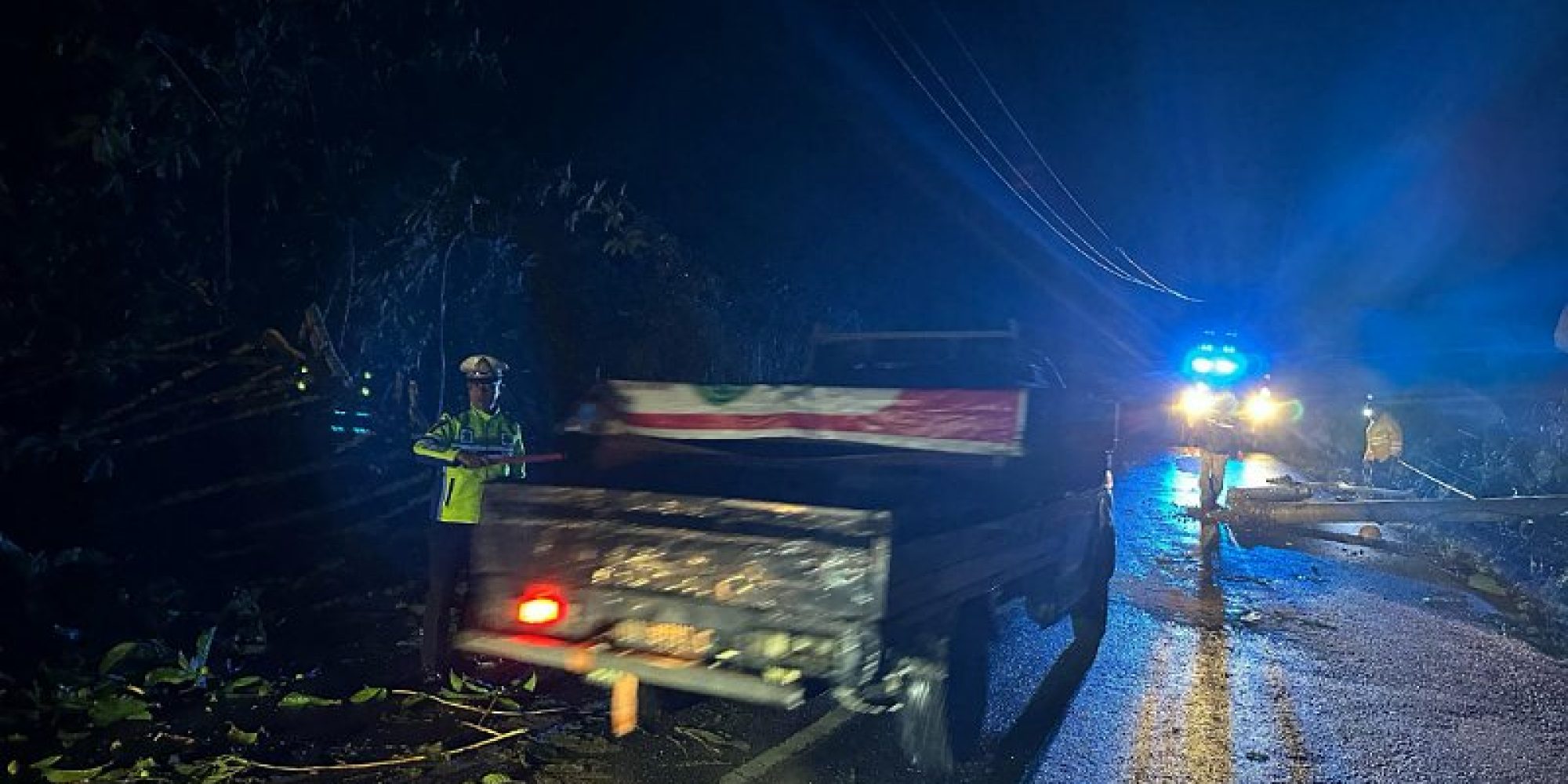 Gerak Cepat Usai Macet, Satlantas Polres Konsel Evakuasi Pohon Tumbang