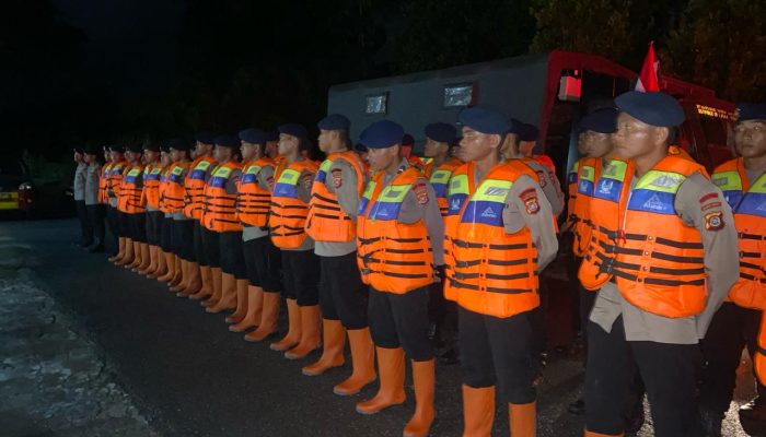 Pemukiman dan Rumah Sakit Diterjang Banjir, Brimob Polda Sultra Turun Tangan