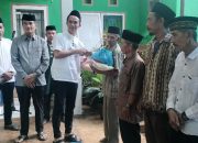Safari Ramadhan di Kecamatan Langgikima, Wakil Bupati Bersama Ketua DPRD Konut Bagikan 40 Karung Sembako