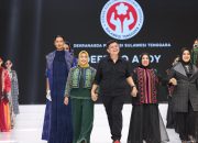 Anggun, Hj Nurlin Surunuddin Tampil di Catwalk IFW 2024, Usung Tema ” Tolakimi Kita”