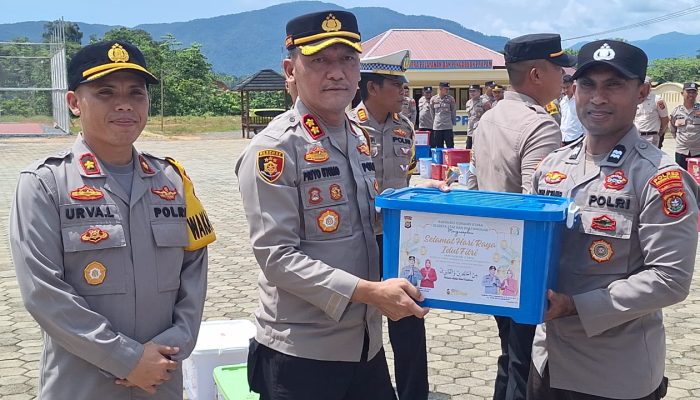Jelang Idul Fitri 2024, Kapolres Konut Serahkan Parsel Kepada Seluruh Personil