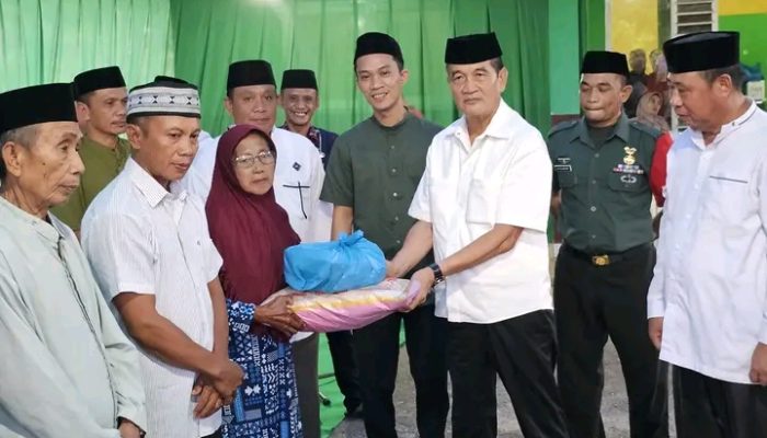 Buka Safari Ramadhan, Wakil Bupati Bersama Ketua DPRD Konut Menyerahkan Secara Simbolis Paket Sembako Dan Bantuan Rumah Ibadah